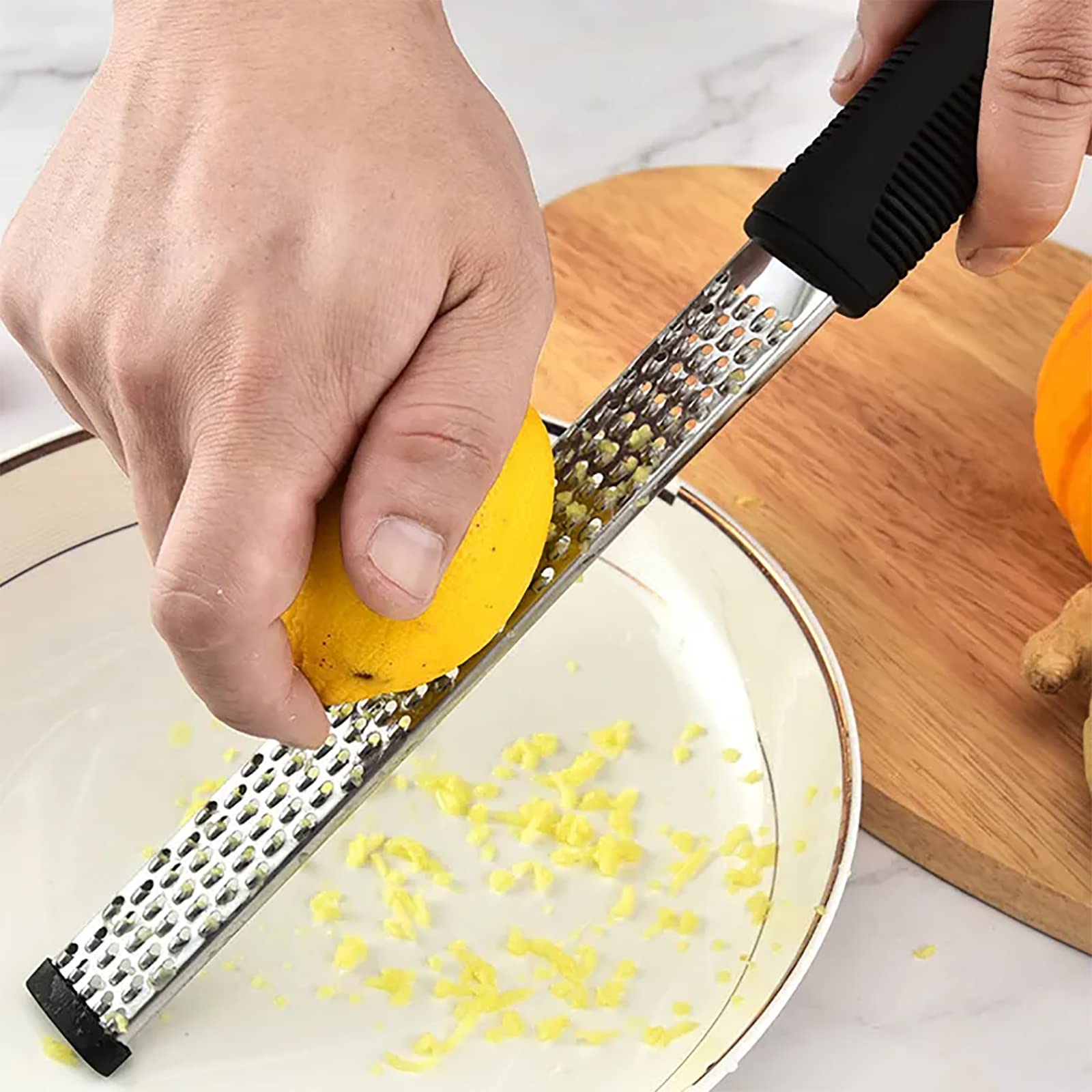 Zitronenschaber und Käsereibe, Handreibe aus Edelstahl mit feiner Reinigungsbürste, Zerkleinerer für Parmesan, Ingwer, Knoblauch, Muskatnuss, Zitrusfrüchte, Limetten, Orangen, Schokolade,