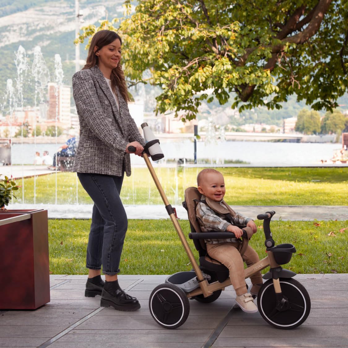 Chicco Spiel Dreirad 4in1, entwicklungsbegleitendes Dreirad von 6 Monaten bis 4 Jahren, abnehmbares Verdeck, Eva-Gummiräder, Teleskop-Schiebestange, leicht zusammenklappbar, Freilaufpedale