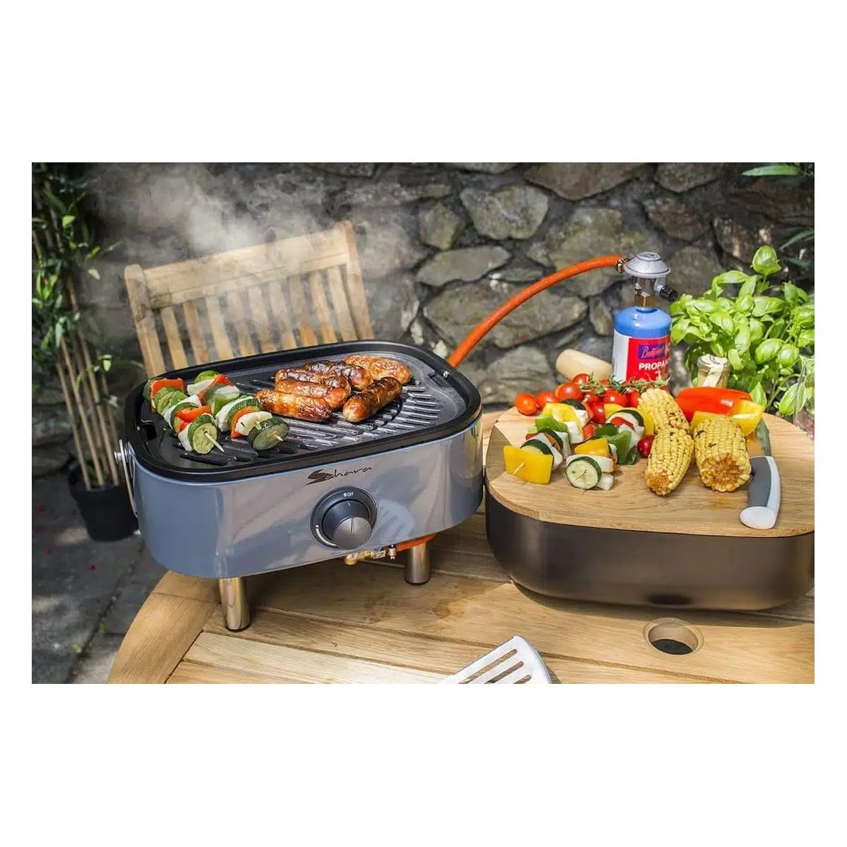 Sahara – Barbacoa de gas portátil compacta de 2,7 kW, rejilla de hierro fundido, mini barbacoa de mesa, tabla de cortar madera de 2 a 4 personas