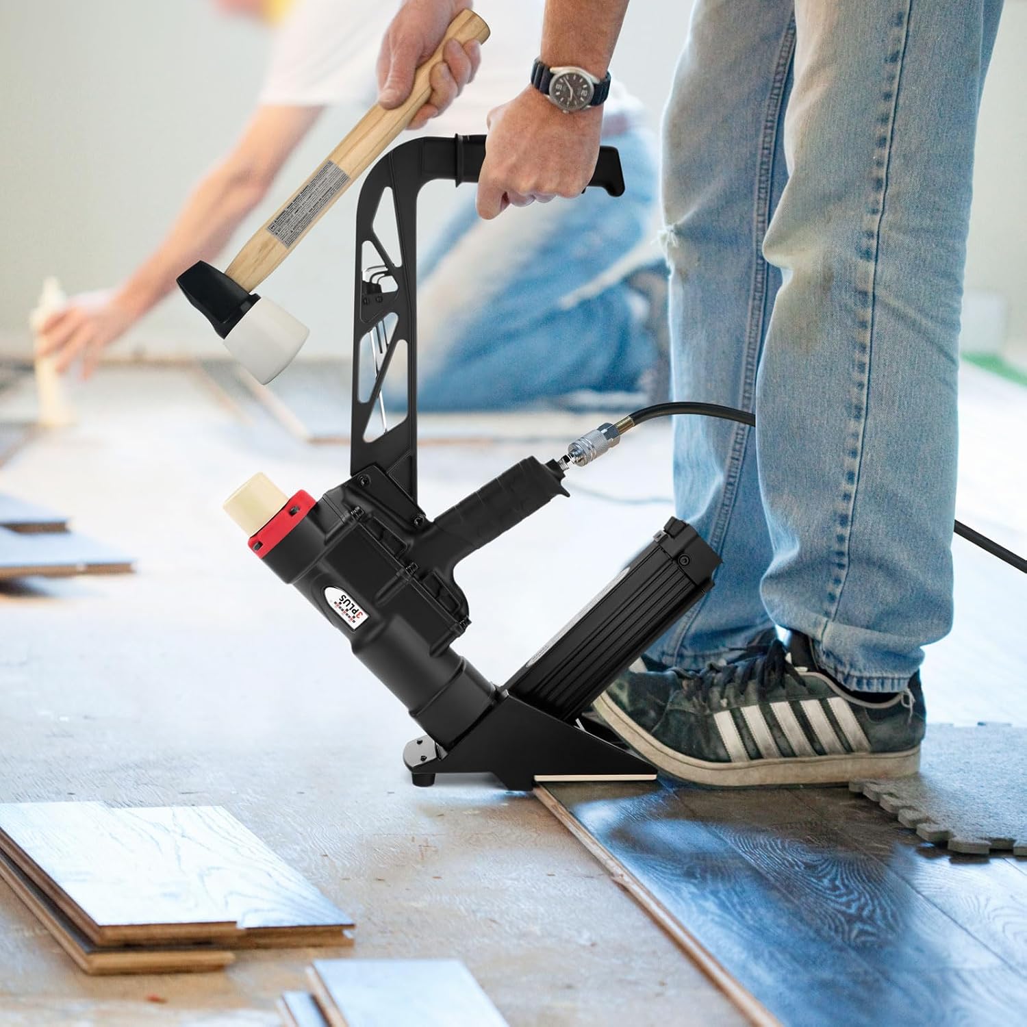 Person using the 3PLUS HFSNSP to install flooring