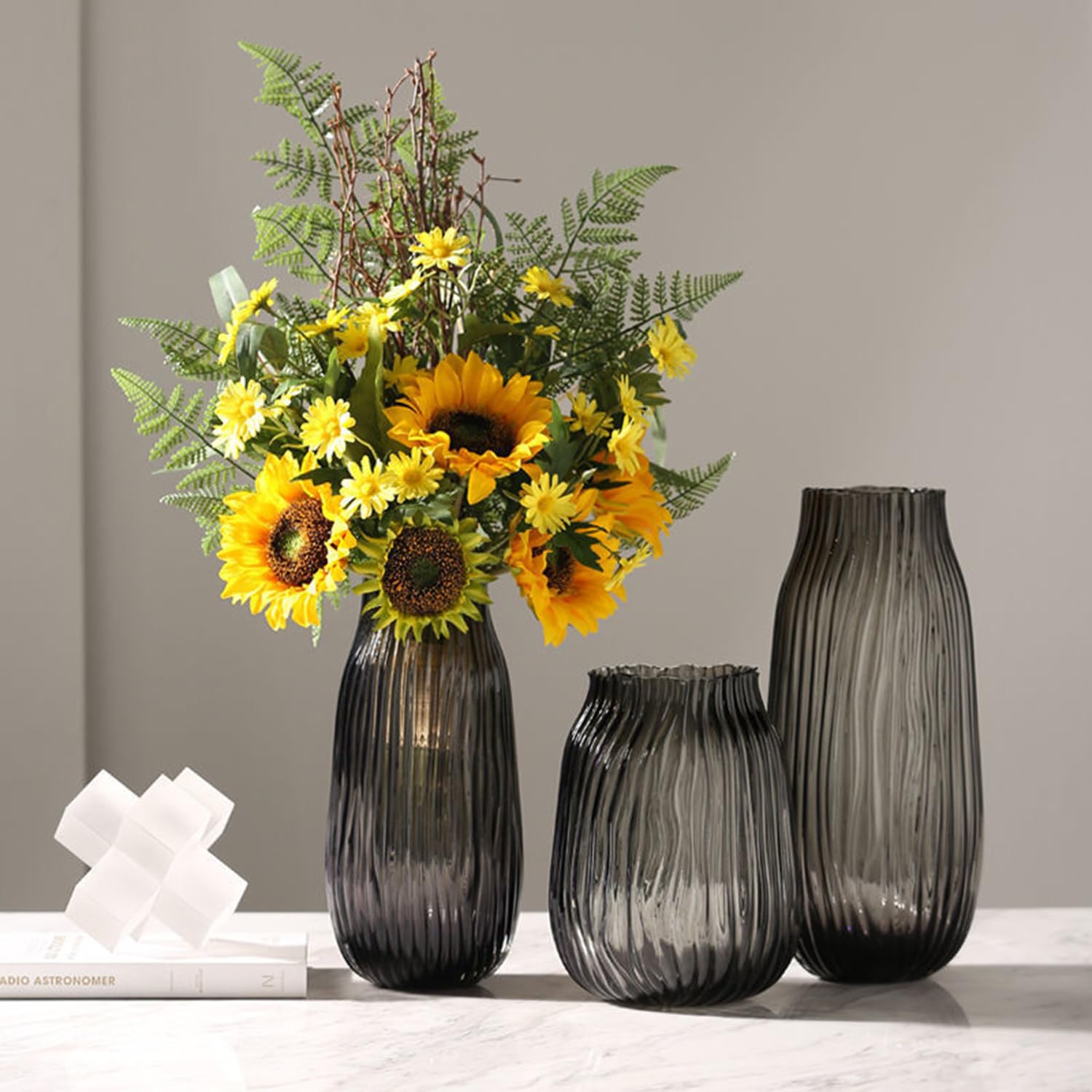 Vaso in vetro nero grigio per fiori, vaso alto in vetro grigio scuro, altezza 31 cm, design semplice a righe per la decorazione del pavimento, decorazione per la casa e la fattoria, centrotavola e