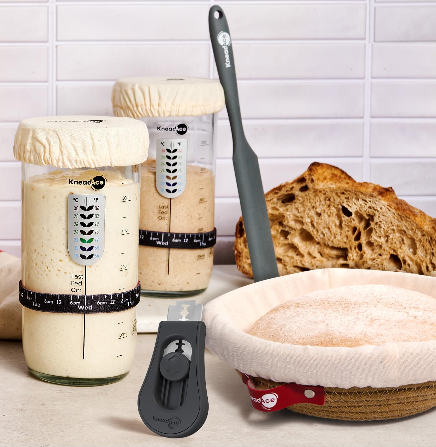 KneadAce Kit de démarrage au levain – Bocal de démarrage de 680,4 g, 2 paniers en corde de coton, lame à pain magnétique pour marquer – Cadeau pour boulangers et ensemble complet de cuisson du pain au