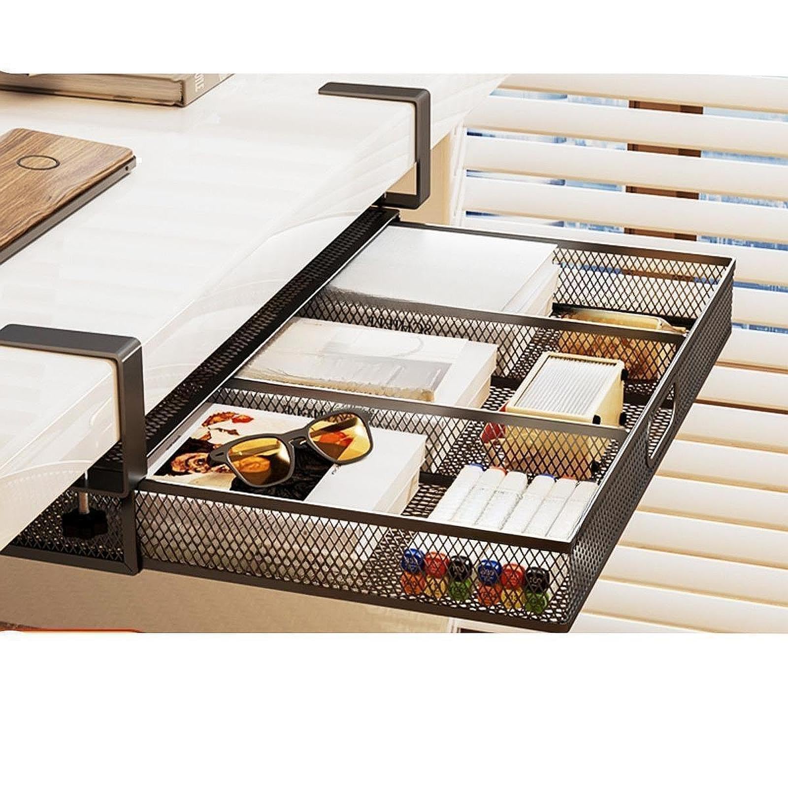 Cassetto sospeso robusto con funzionalità di scorrimento che organizza in modo efficiente gli spazi della cucina e dell'ufficio domestico. Cestello estraibile per