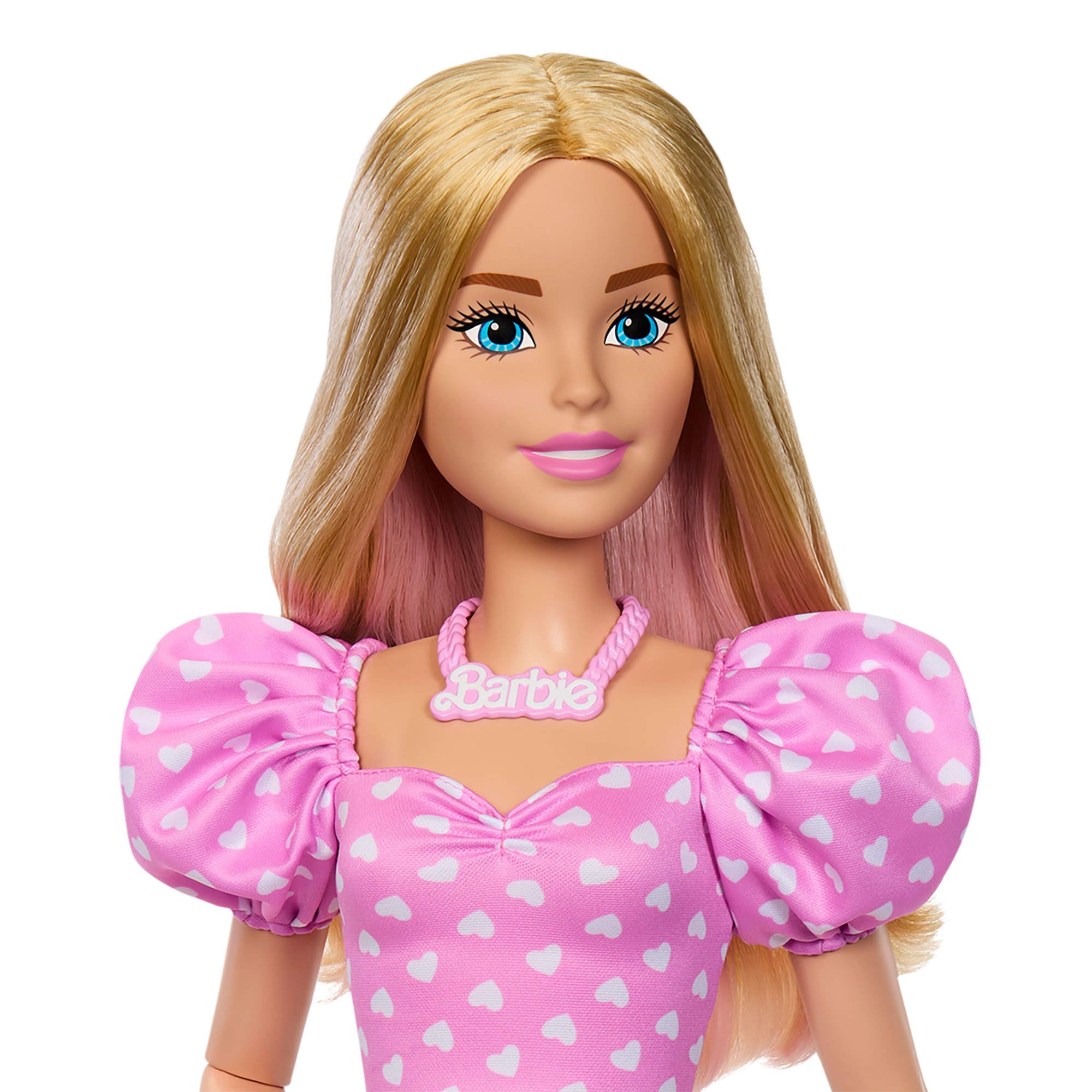 Barbie - Grande Amica, bambola bionda alta 71 cm con top rosa, gonna in denim e stivali da cowboy, collana, borsetta e accessori inclusi, giocattolo per bambini, 3+ anni, HYT84