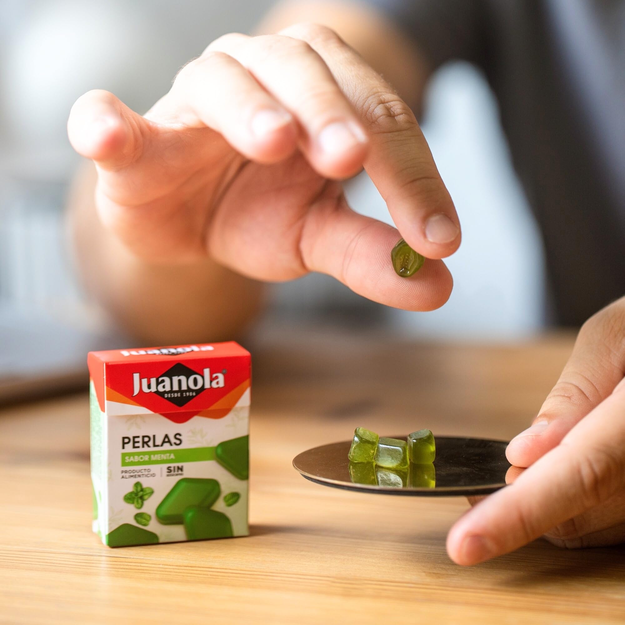 Juanola Perlas Sabor Menta - Sin azúcar, sin gluten - Cómodo formato de bolsillo - Ideal para llevar contigo a todas partes - Refrescan tu boca y tu garganta - 25g