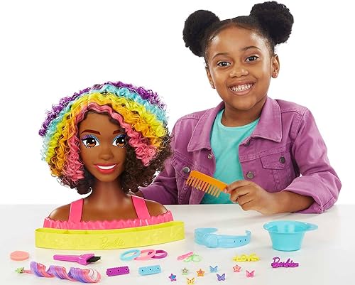 Miniatura 3 de Barbie Cabeza de muñeca totalmente peinada y más de 20 accesorios, revelación de color y piezas que cambian de color, cabello rizado marrón neón