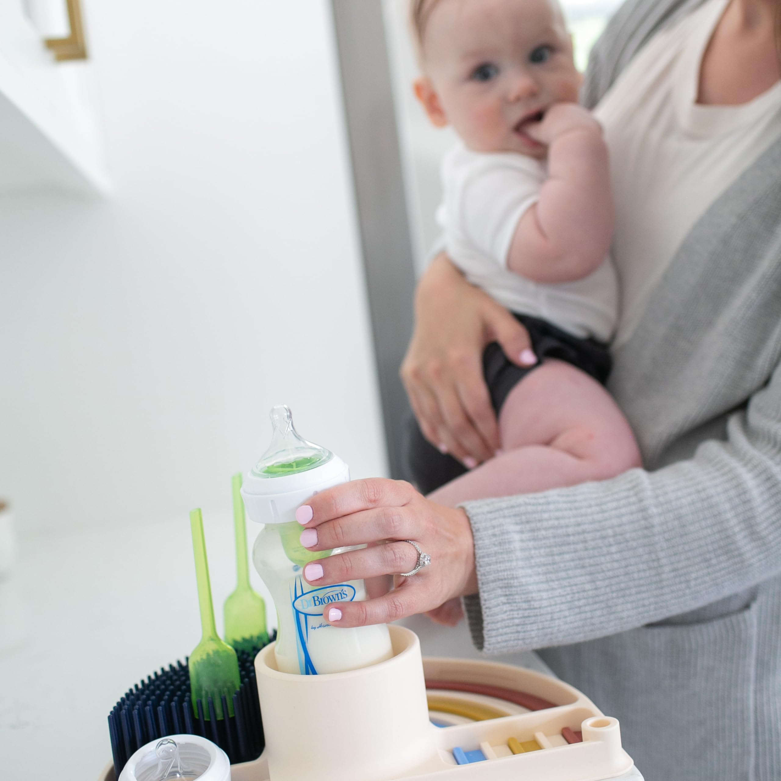 Dr. Brown's Tapis en silicone 2 en 1 Dry & Prep, tapis de séchage pour biberon en silicone avec pinces amovibles pour les essentiels de bébé, préparation intégrée du biberon, sans BPA