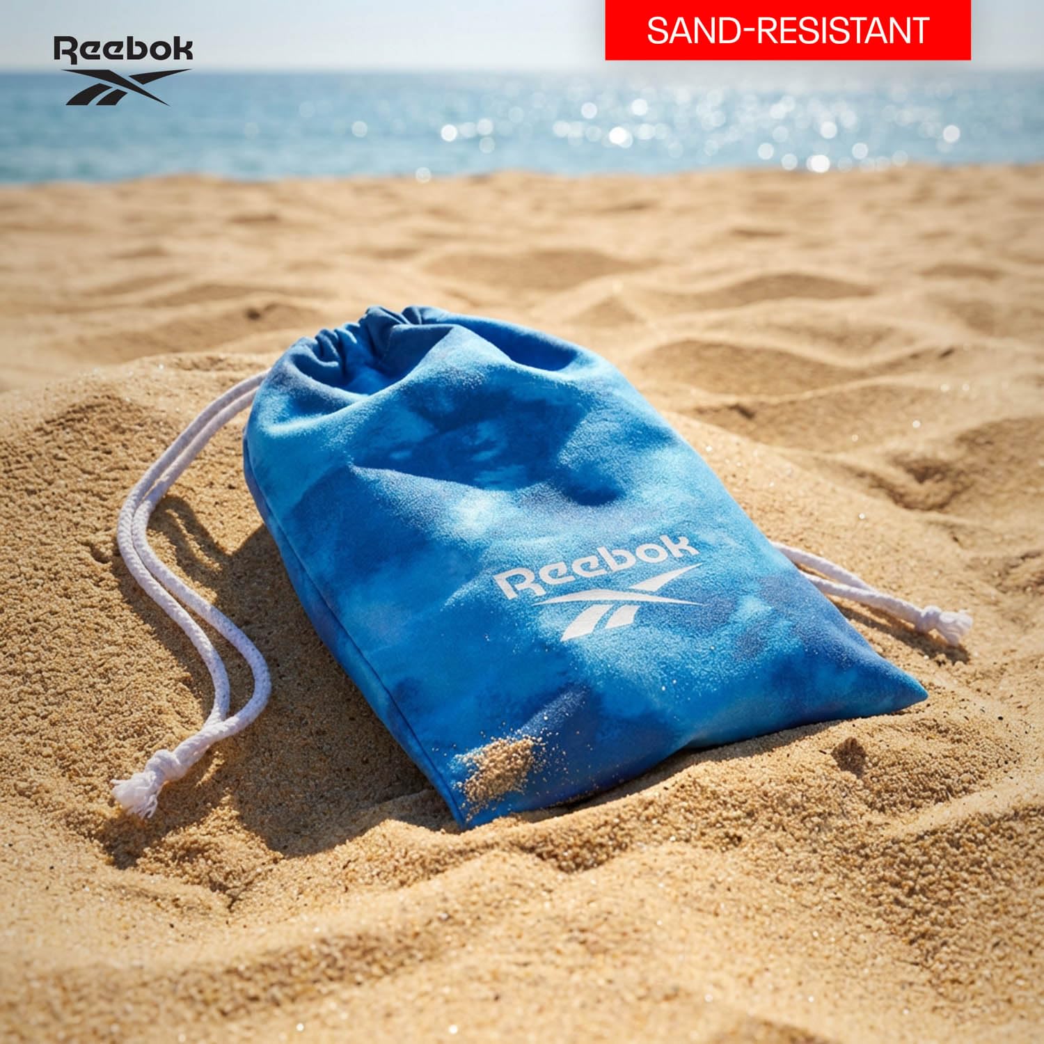 Reebok Toalla de Playa Microfibra Antiarena 90x180 cm | Secado Rápido, Ligera y Compacta con Bolsa | Toalla Grande para Gym, Piscina y Viaje, Diseño Azul Marino Nube