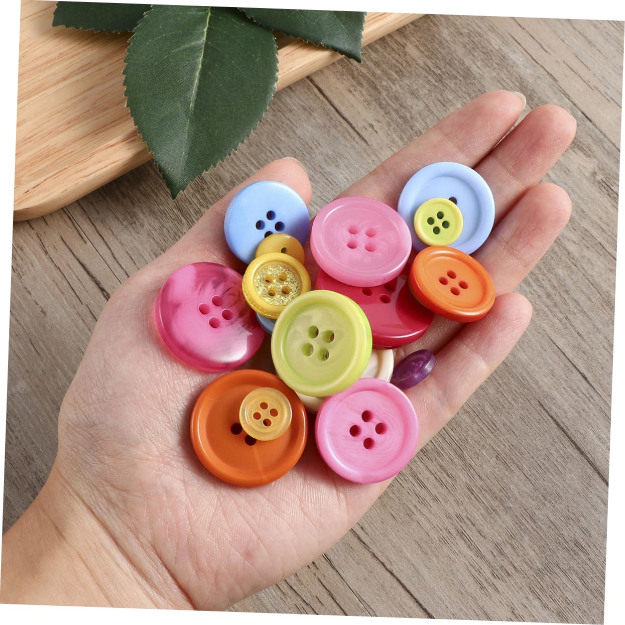 Runde Kunstharzknöpfe 600 Stück mit 2 und 4 Löchern | Bastelarbeiten und Scrapbooking, Wasserfest, Glatte Oberfläche, Mischgröße 1 bis 3cm