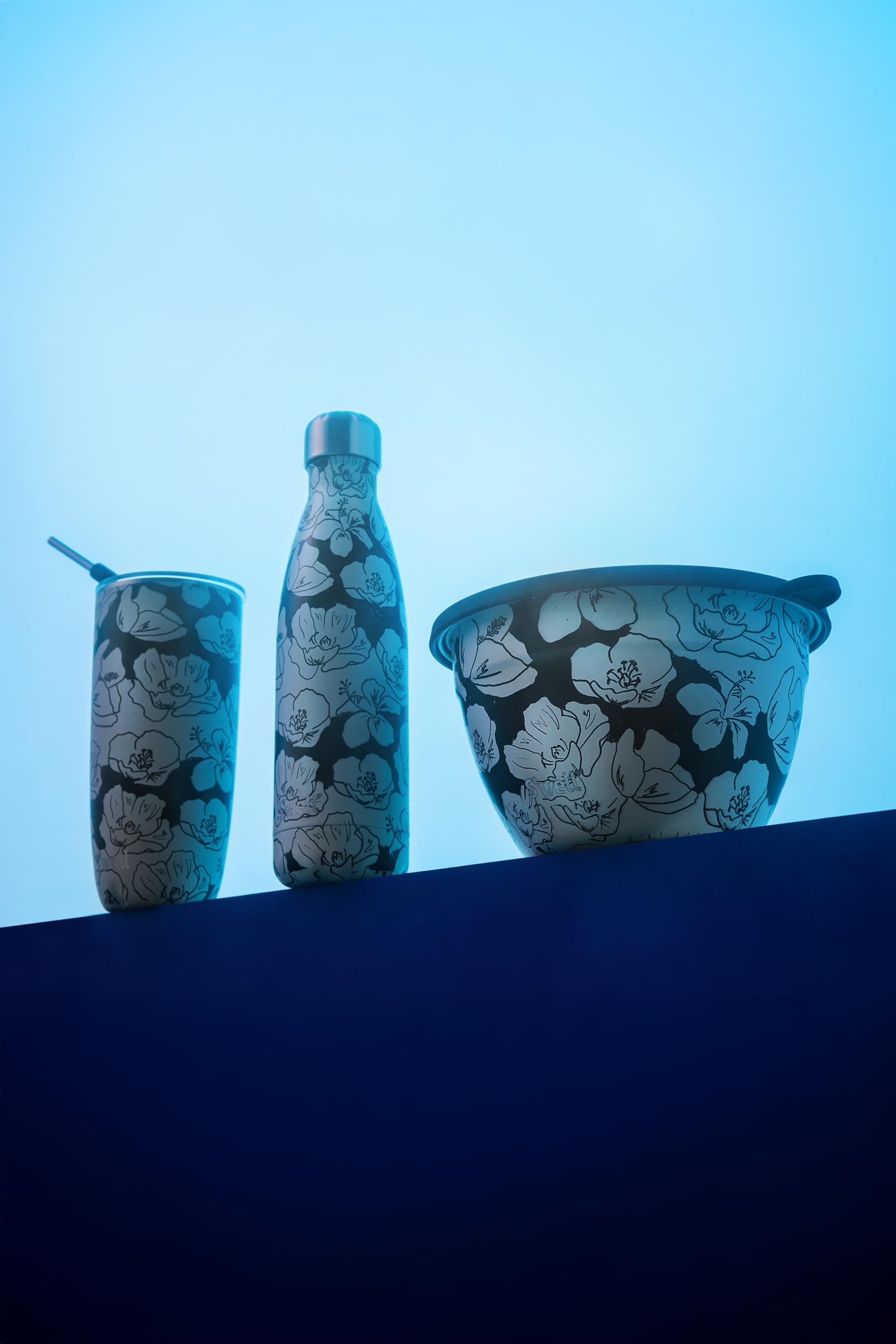 Kubek ze stali nierdzewnej S'well ze słomką i otwieraną pokrywką, 700 ml, Charcoal Bloom, trójwarstwowy pojemnik z izolacją próżniową utrzymuje napoje zimne przez 18 godzin, a gorące przez 5 godzin