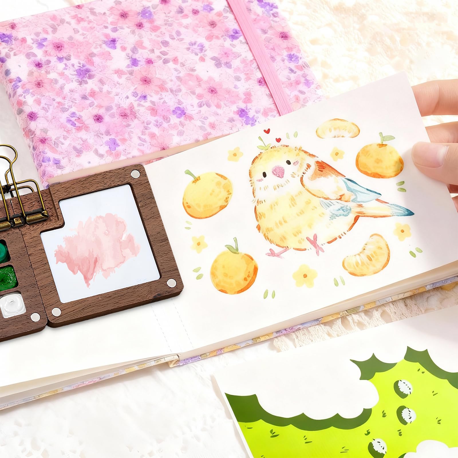 Set Mini Acquerello Portatile, Tavolozza con 15 Griglie – Scatola dei Colori in Legno per Viaggio, Kit da Viaggio per Artisti con Carta Acquerello, Pennelli, Clip & Taccuino (24 Tonalità Incluse)