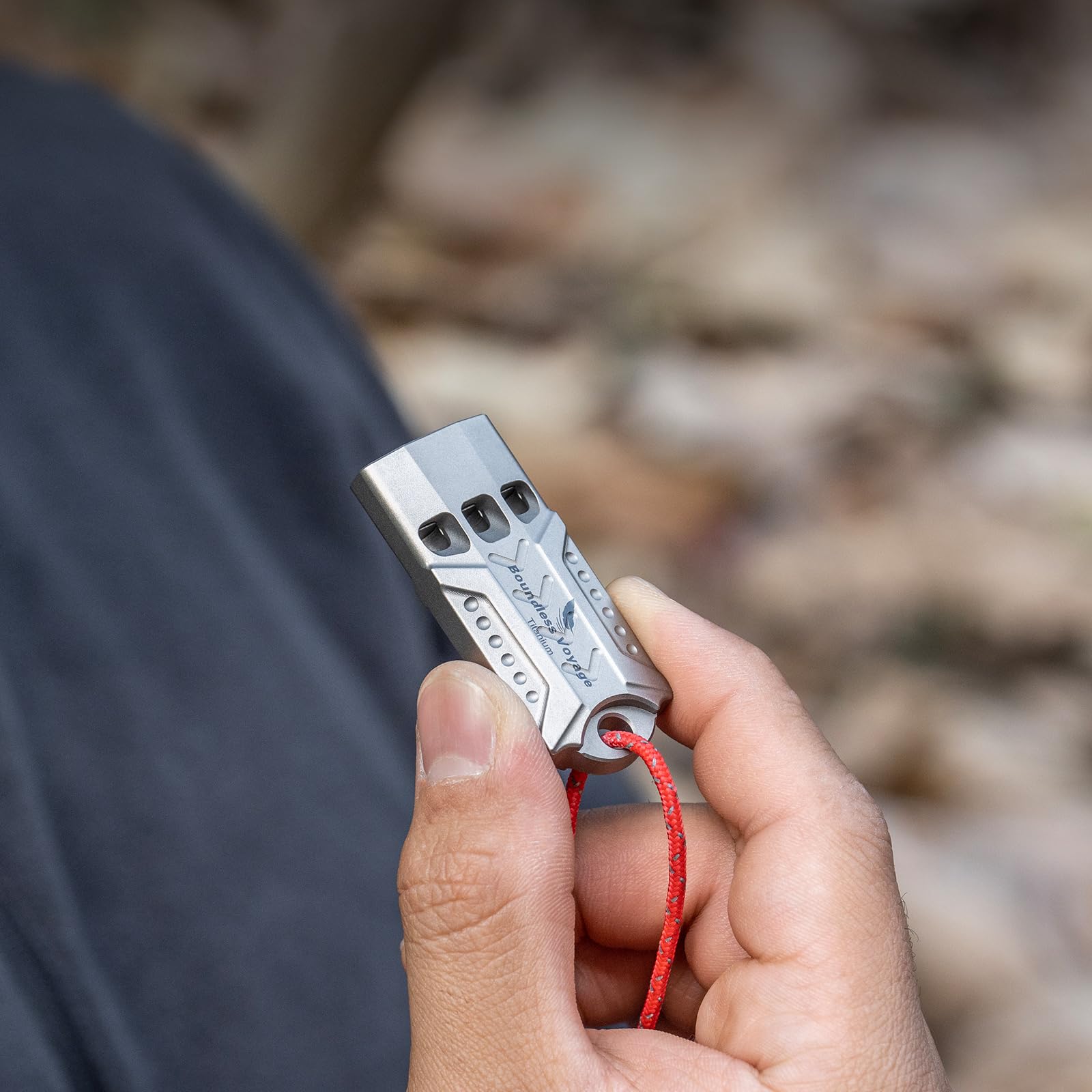 Boundless Voyage Fischietto in titanio di emergenza di sopravvivenza con cordino forte per salvare la vita, escursionismo, allenamento animali domestici, fischietti sportivi Ti9022O