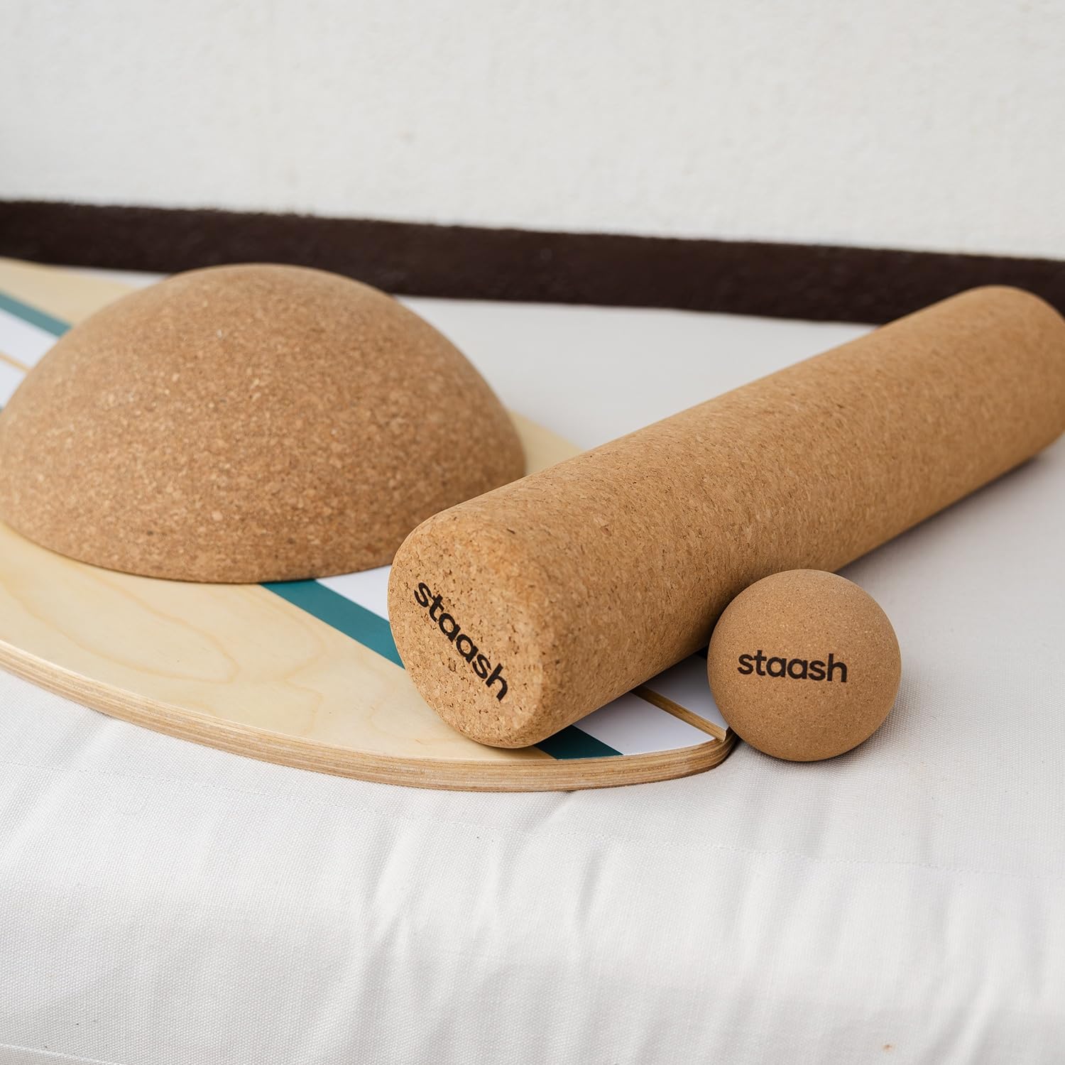STAASH® Kit Completo 5 in 1 – Balance Board in Legno Premium + Rullo + Semisfera + Pallina + Tappetino in Sughero – App di Allenamento Gratuita – Fitness, Yoga, Surf, Riabilitazione