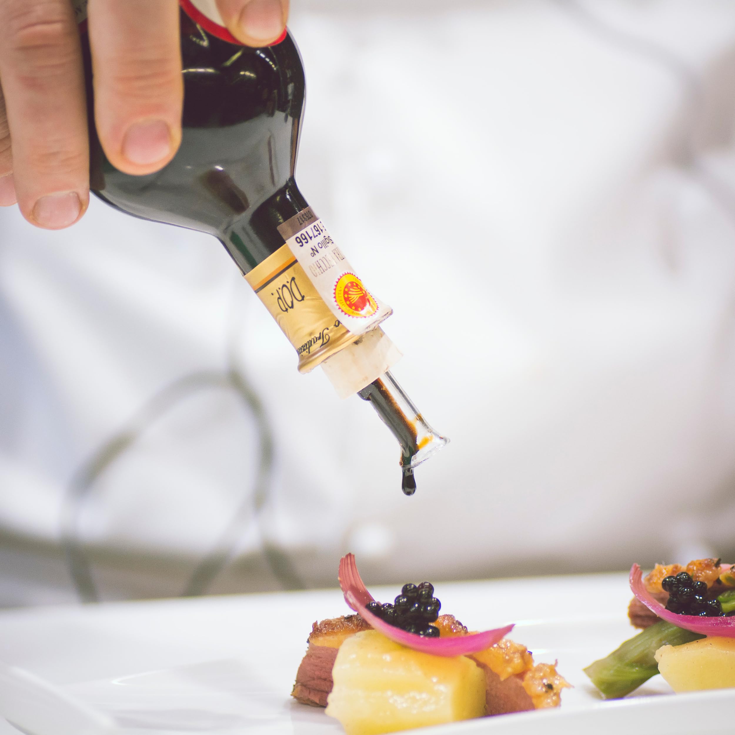 Acetaia Malpighi – Traditioneller Balsamico aus Modena DOP Extravecchio im Kirschholzfass – 100 ml – Nur gekochter Most – mit Rezeptbuch und Dosierverschluss