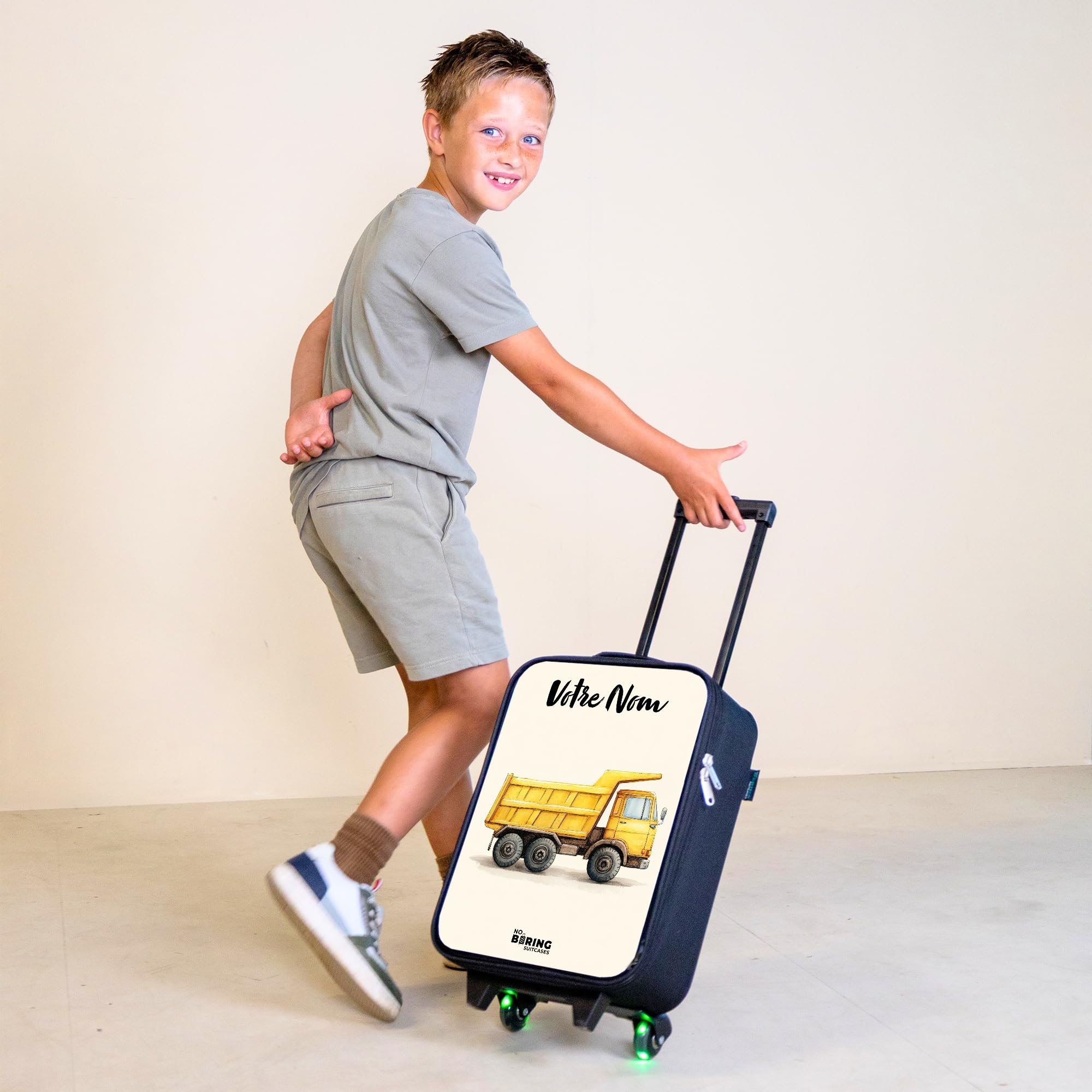 NoBoringSuitcases.com® Valise Enfant Personnalisé avec Un Nom 48x31x19 cm Ultra Légère Bagages À roulettes LED pour Enfants Valisette A Roulette Ado - Garçon - Camion-Benne - Dessiné - Jaune