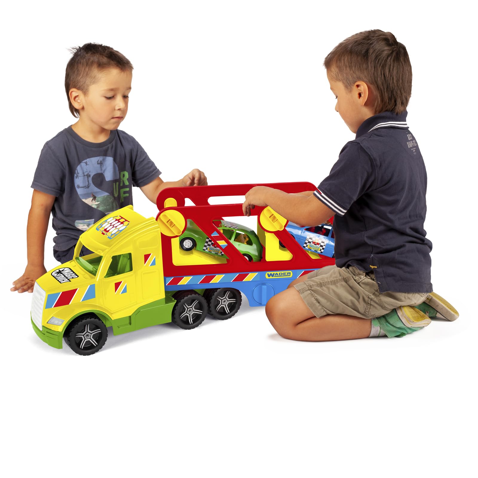 Wader 36361 - Magic Truck mit Zwei Autos und Rampe, Größe ca. 59,5 cm, für Kinder ab 3 Jahren, geeignet als Geschenk für kreatives Spielen
