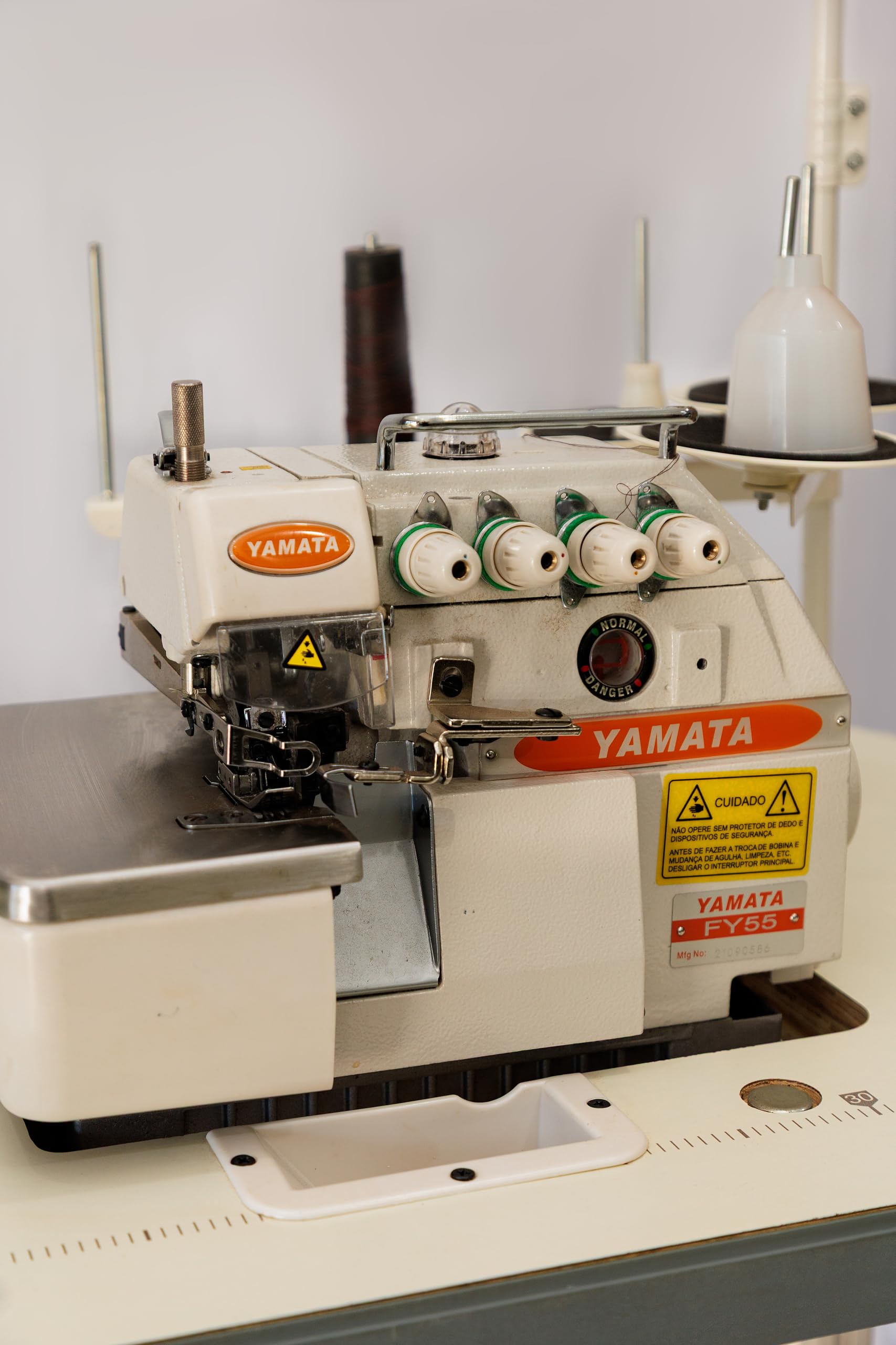 Máquina de Costura Industrial Interlock FY55 Yamata COMPLETA (220