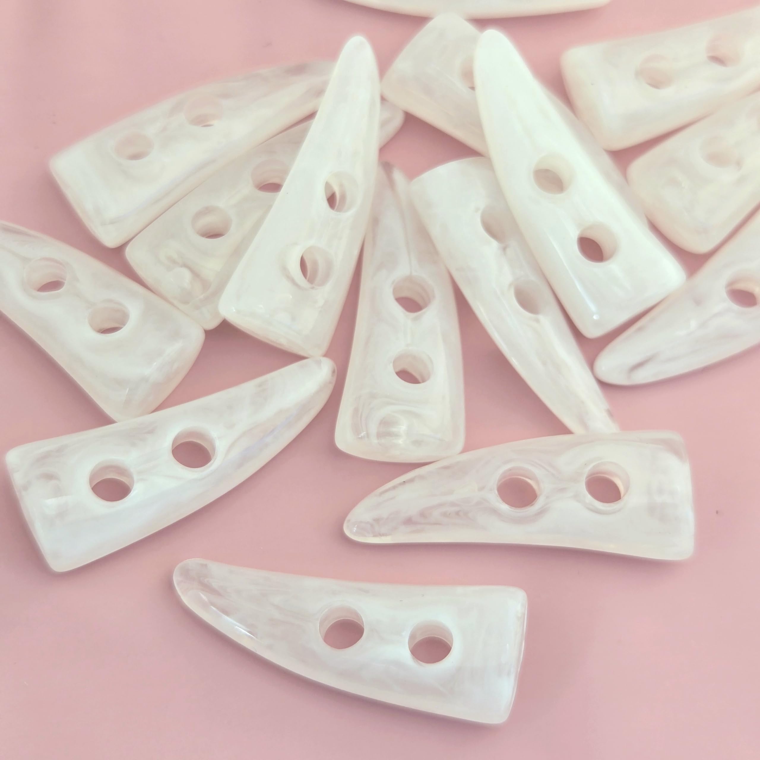 MajorCrafts® 16pcs 30mm Horn/Tooth Shaped 2 Holes Sew-on Toggle Acrylic Buttons Needlewor Embellishments (Clear and White)