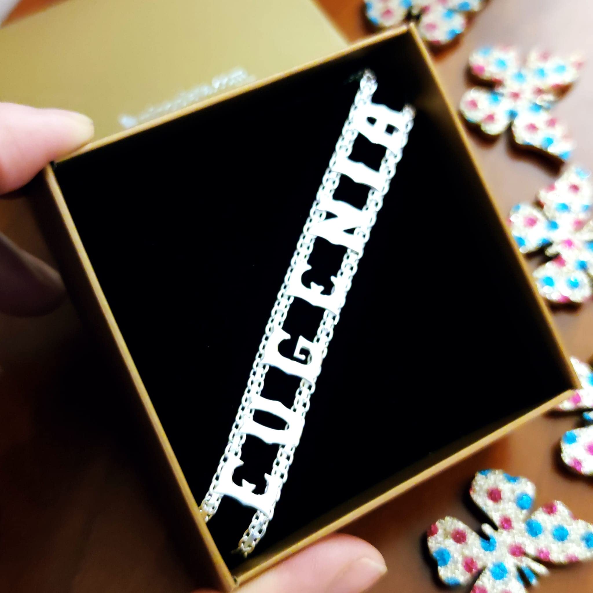 Braccialetto da donna con nome in argento Sterling, un gioiello prezioso che possiamo personalizzare con il nome o la parola che vogliate
