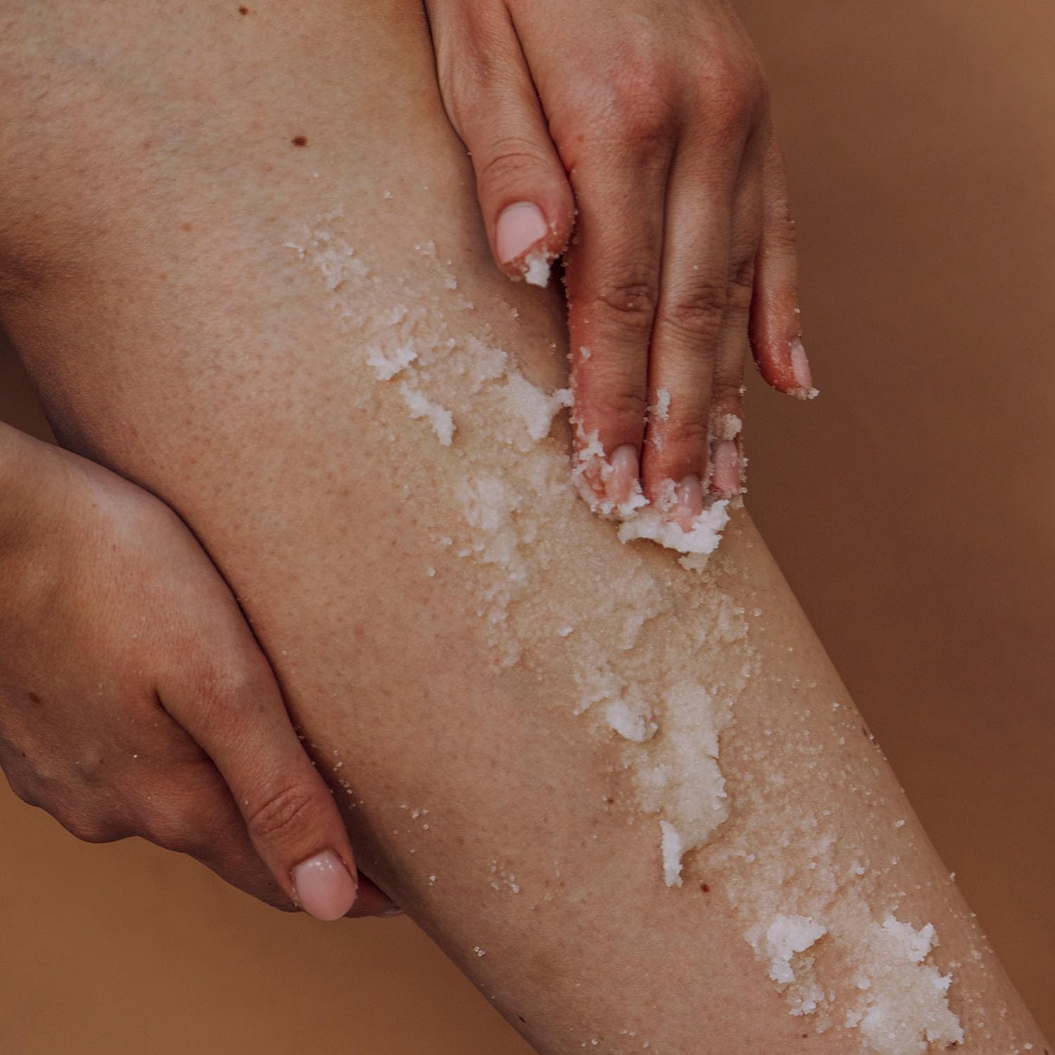 JUNGLÜCK Magnesium Body Peeling - Vegan | Körperpeeling mit Zucker- und Magnesiumkristallen für eine glattere Haut | Für ein geschmeidiges Hautgefühl mit BIO-Mangobutter, Jojobaöl und Mandelöl