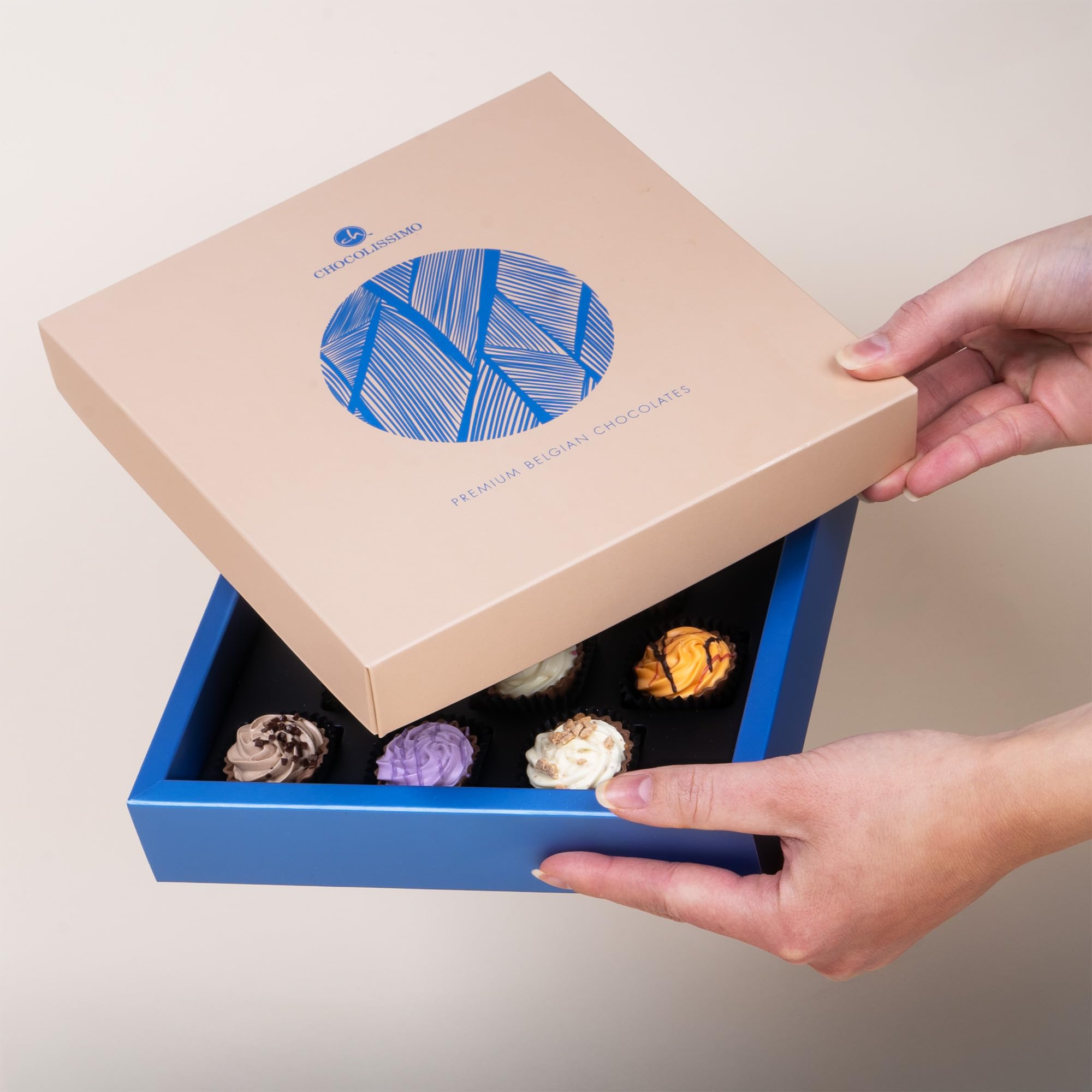 CHOCOLISSIMO - Schokolade Geschenk - 12 handgemachte Cupcake Luxus Pralinen in edler Verpackung, Sonderedition Süßes aus der Confiserie - zu Weihnachten, Valentinstag, für Frau, Mann - Square Maxi
