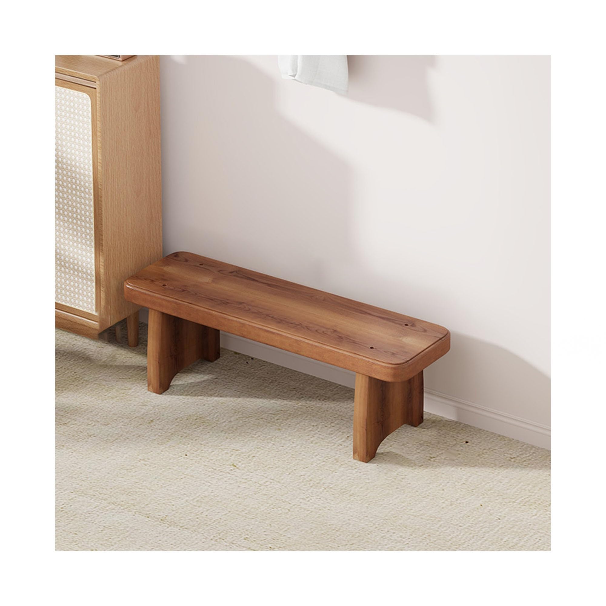 Banc de rangement au pied du lit en bois pour optimiser les petits espaces