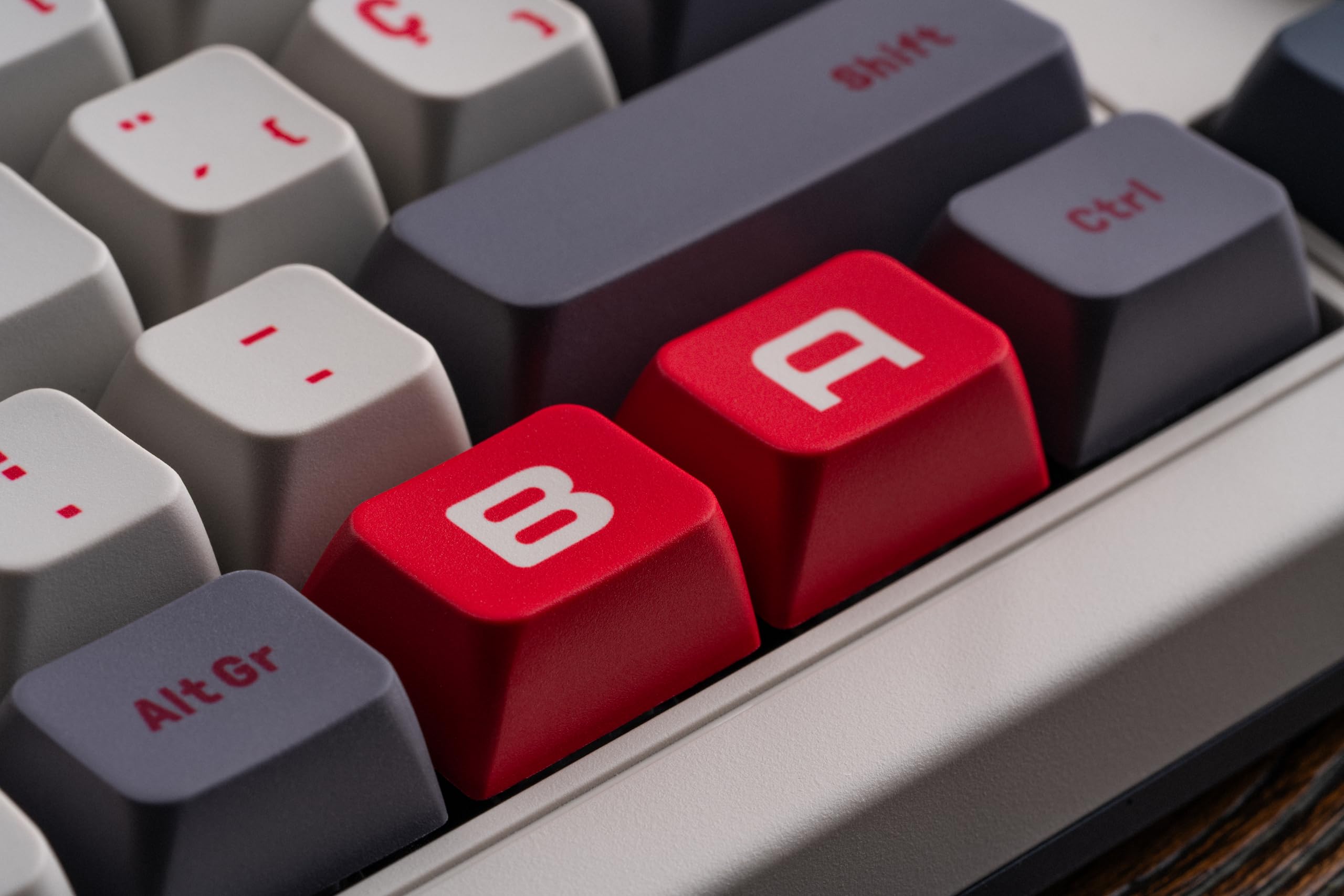 8Bitdo Tastiera meccanica retrò, tastiera da gioco sostituibile a caldo Bluetooth/2.4G / USB-C, 87 tasti, doppi pulsanti super programmabili per Windows e Android - QWERTY Spagnolo ISO Dü