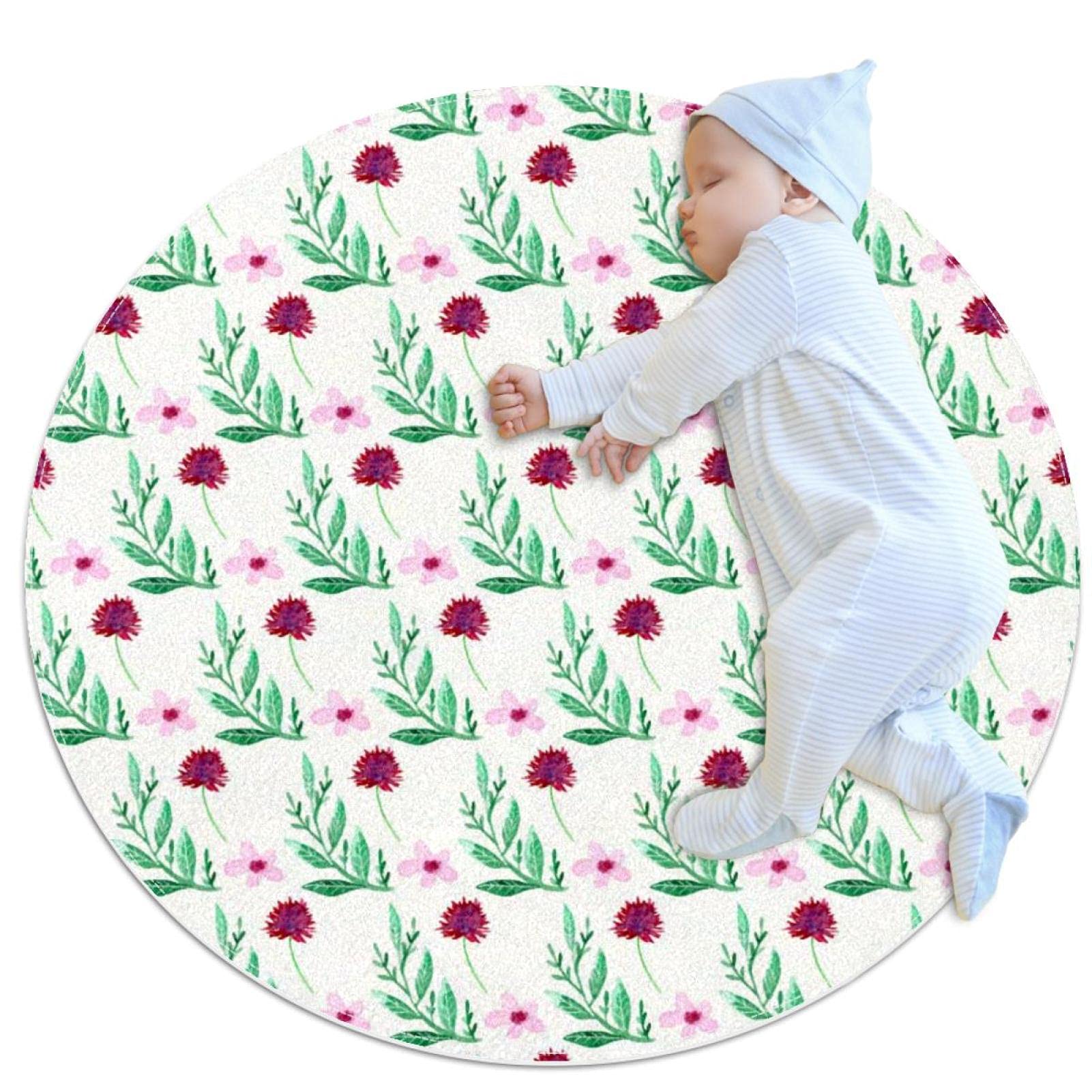 Petit tapis de salle de bain fleuri : confort cocooning devant le canapé du salon