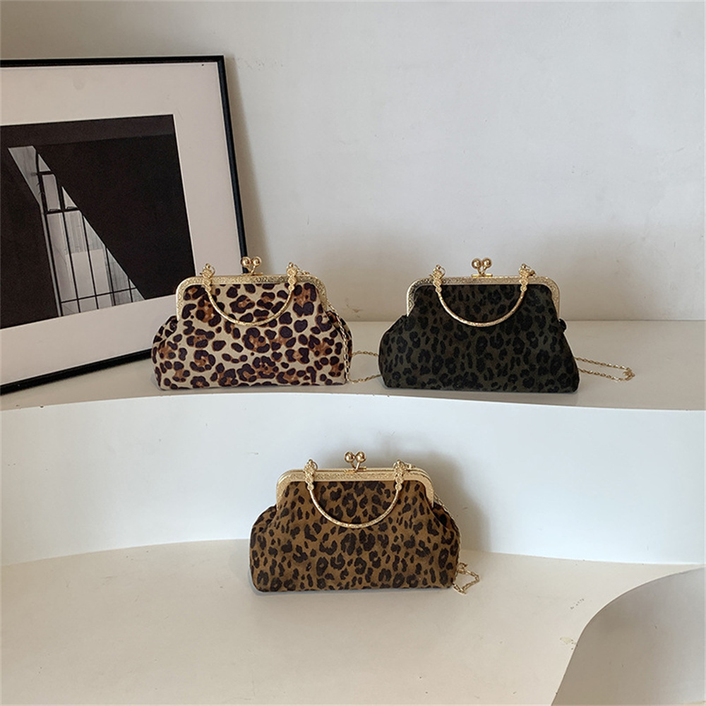 Bolso de mano pequeño tipo clutch con estampado de leopardo miniatura 7