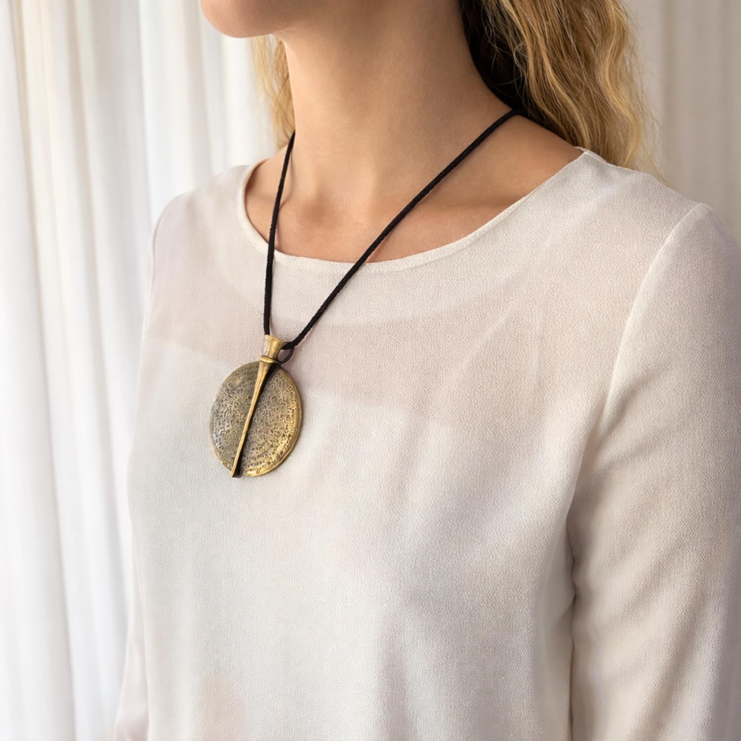 ASTER ALHELÍ Collana Donna Etnica Grande con Medaglione Finitura Bronzo e Cordino in Camoscio Marrone – Collana Lunga Regolabile Stile Boho – Gioielleria Artigianale Idea Regalo (Bronzo)