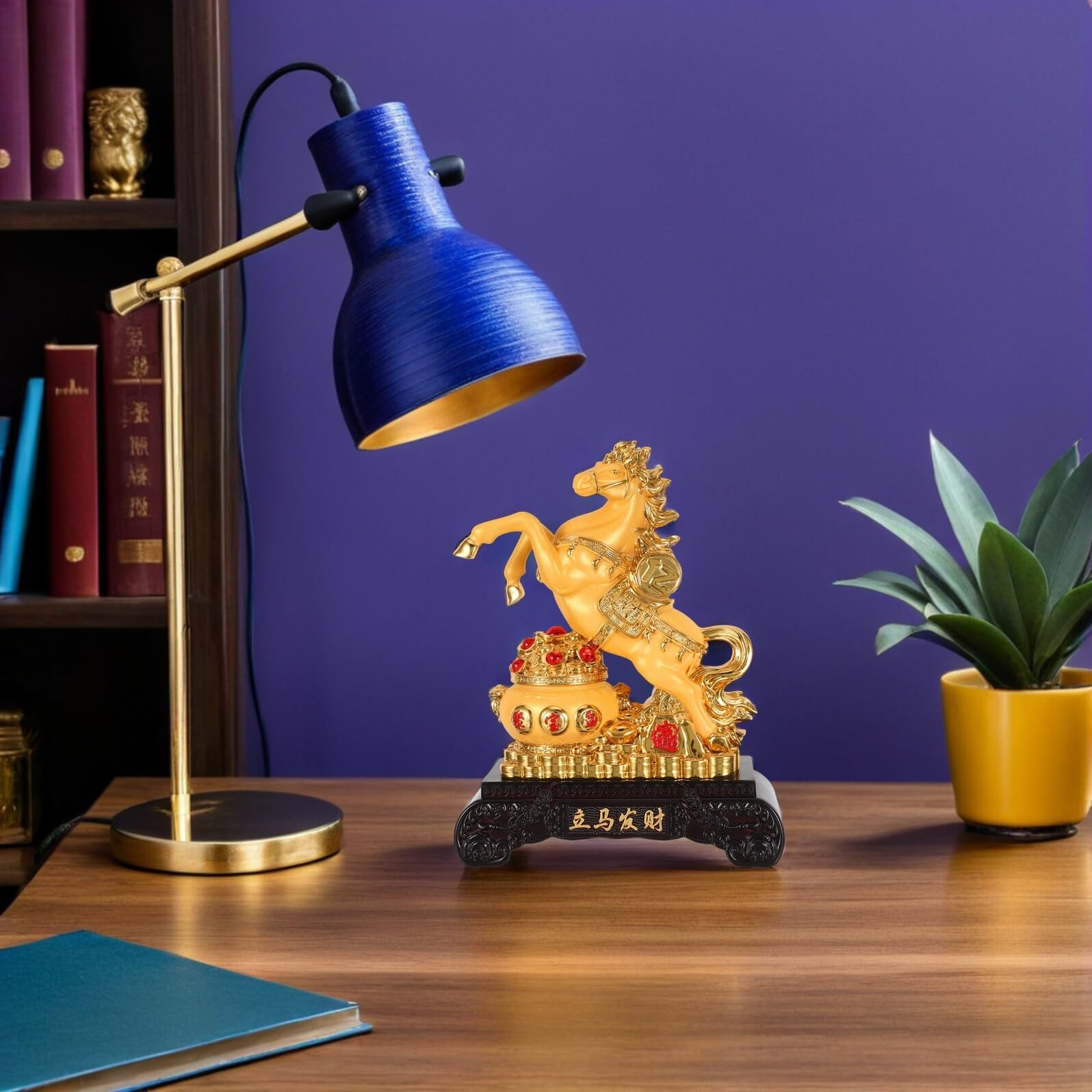 Pferdeskulptur aus Kunstharz im Feng Shui Stil Elegante Goldene Pferdefigur für Wohnzimmer und Büro Platzsparendes Design zum Chinesischen Neujahr 2026