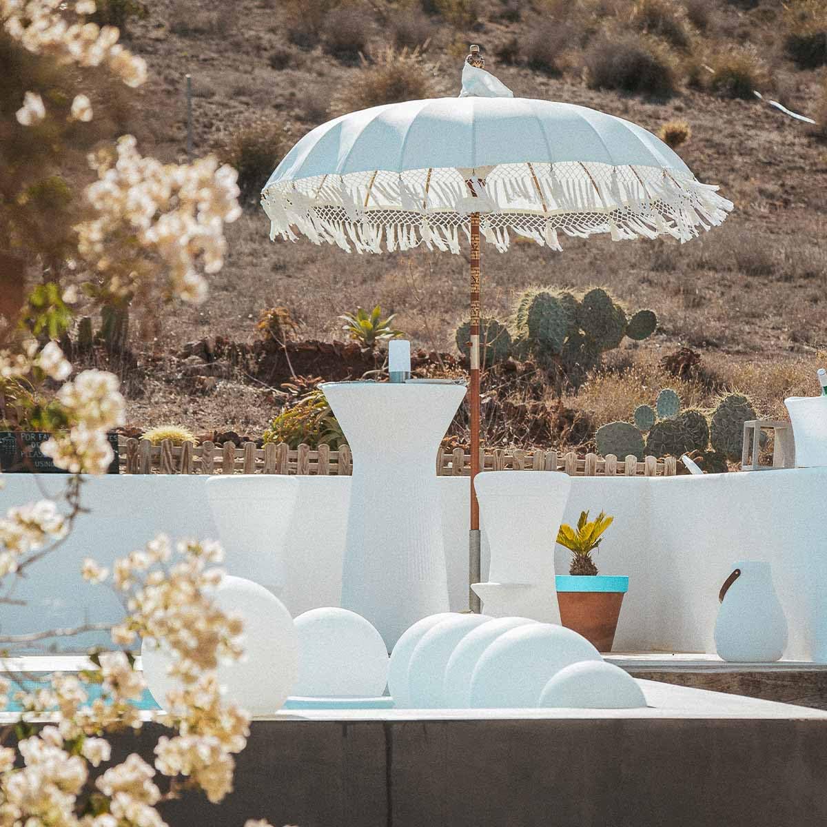 newgarden - BALI Ombrellone in tessuto e frange per esterni, spiaggia, giardino Ø 180 cm pieghevole. Struttura in legno di bambù per terrazza e balcone. Colore bianco