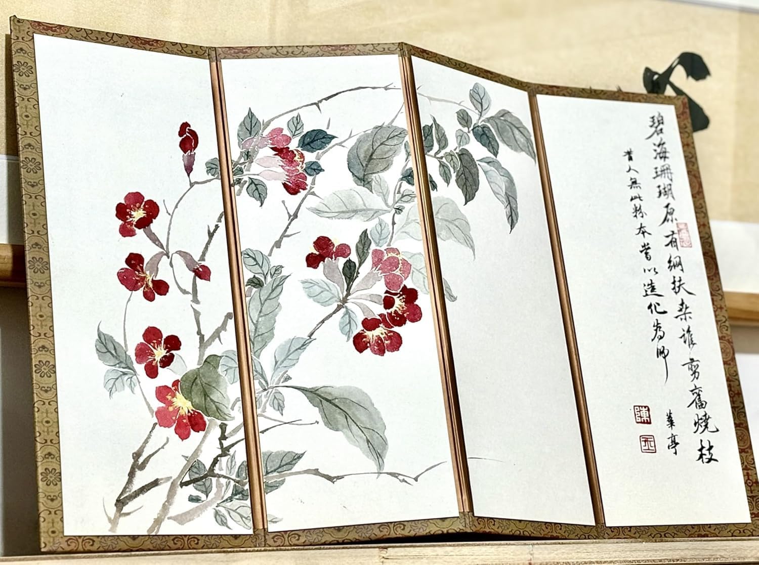 (1 Piece) - Red Flower - Pure Hand-Painted Chinese Calligraphy and Painting Home Decoration, Antique Mini Desktop partition Screen, Retro Folding Album, Chinese Pure Hand-Painted Gift.