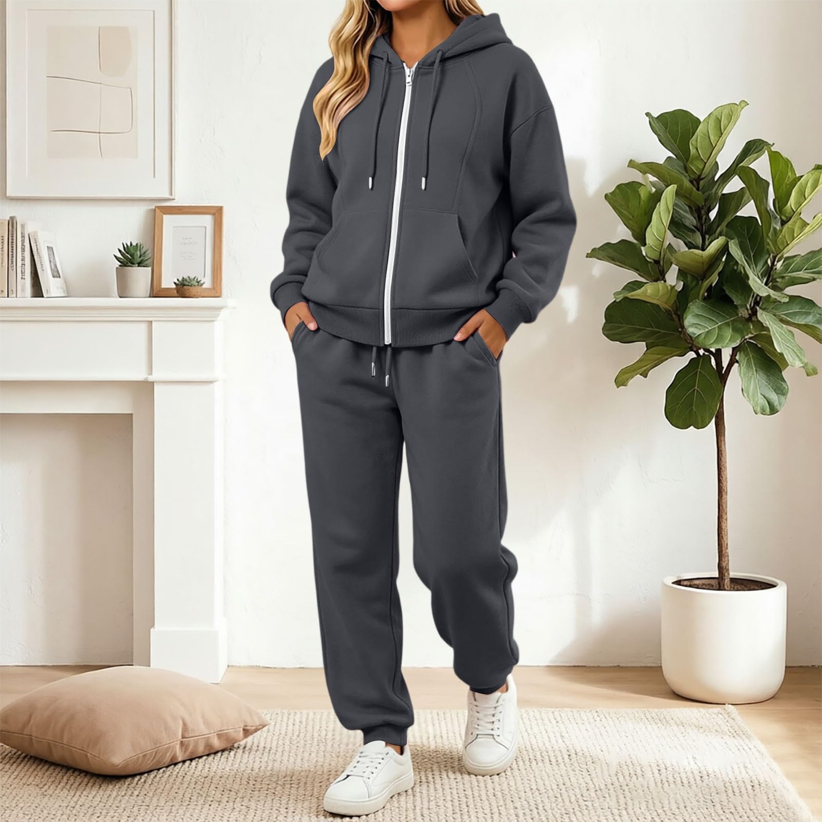 Completo sportivo composto da due pezzi: felpa con cappuccio casual pantaloni casual larghi.