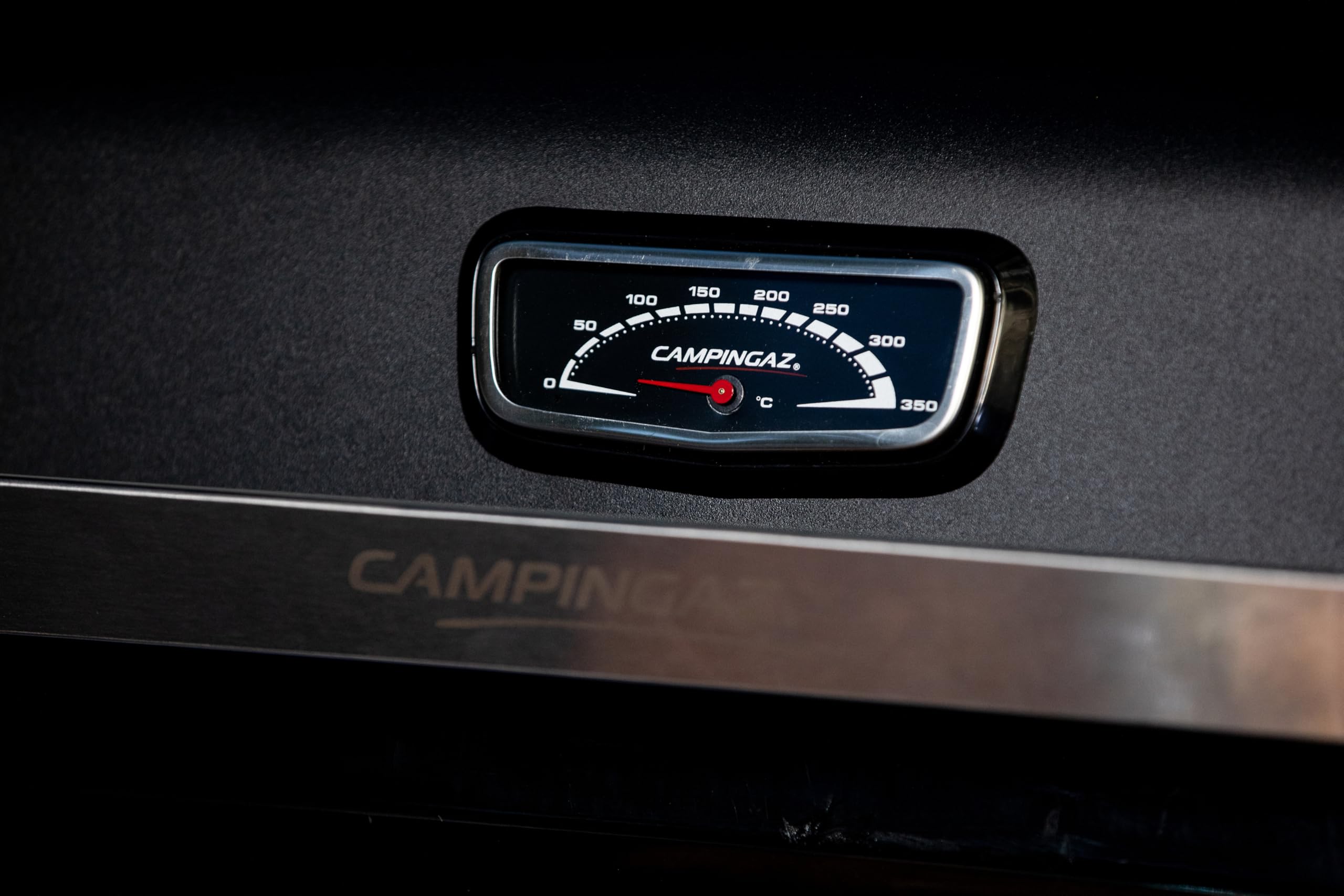 CAMPINGAZ Attitude2go Barbecue à gaz avec couvercle portable pour balcon, barbecue de camping avec thermomètre et grill en fonte, fonctionne avec des bouteilles de gaz standard