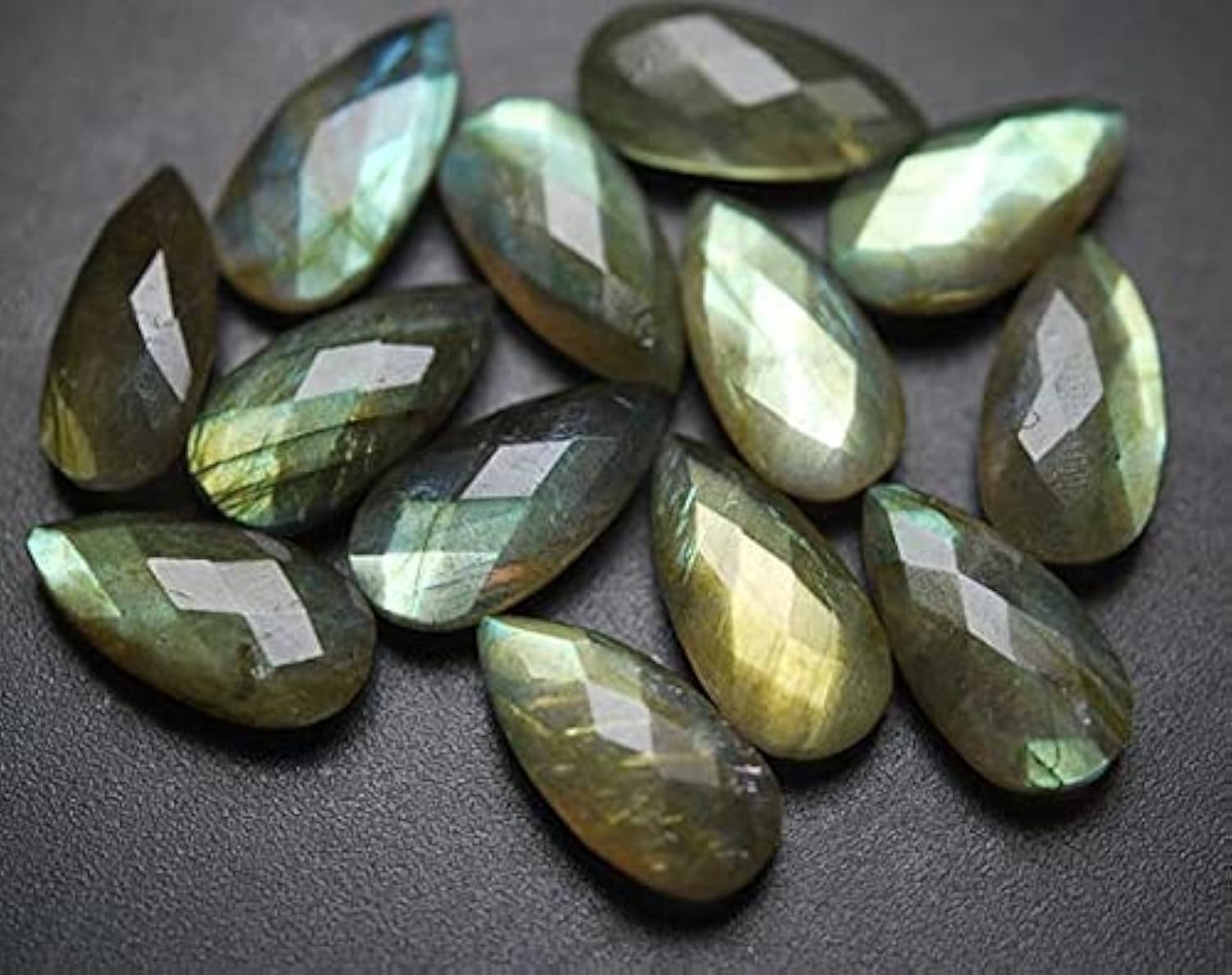 Labradorite à reflets jaunes facettée, 10 briolettes de 10x20mm pour projets créatifs