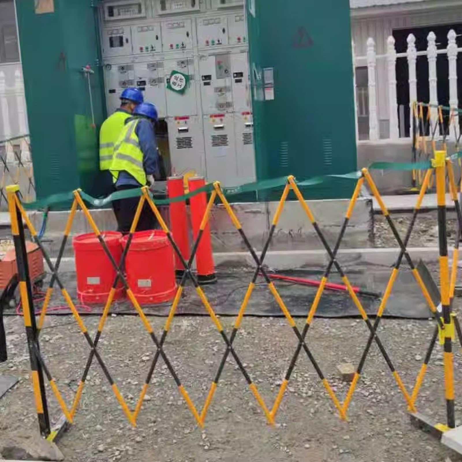 Clôture de barricade rétractable pour circulation temporaire et balisage de zone de danger
