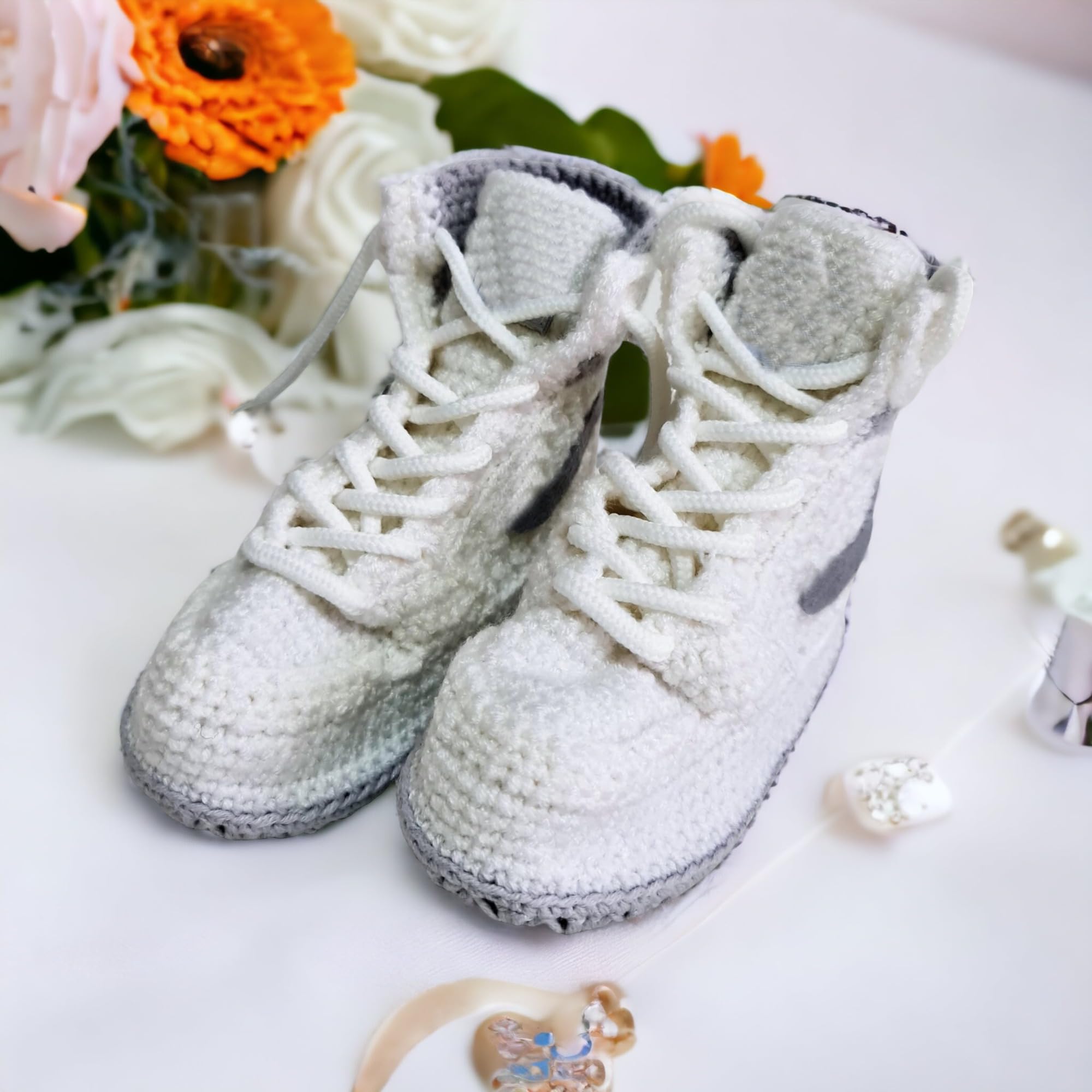 Baby individuell gestrickte Booties Grau, Basketball-Stil Krabbelschuhe für Neugeborene, Woll-Baumwoll-Hausschuhe, handgefertigte Lauflernschuhe, gemütliche warme Winter-Strick-Socken