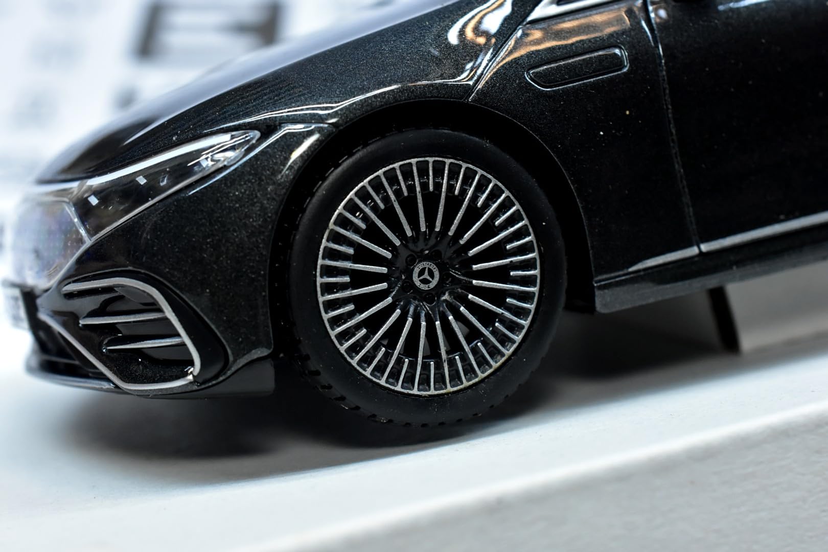 Maisto Mercedes EQS, Grau 1:24 Modello Ridotto di Auto, M32902GR