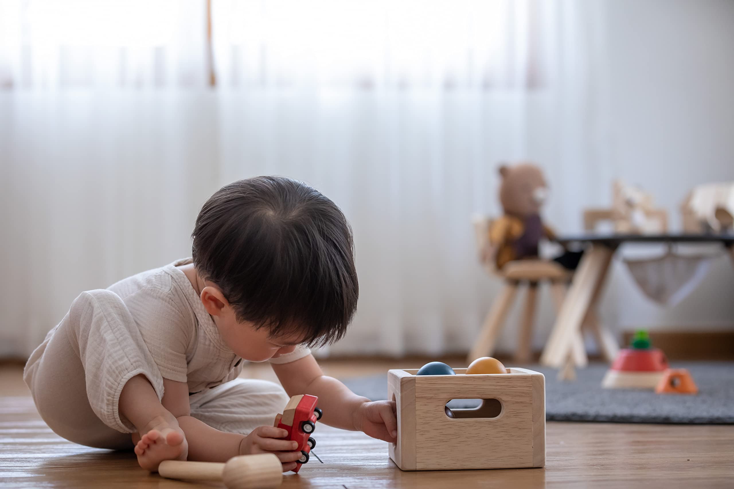Plan Toys – Box mit 3 Bällen Schlagspiel – Holzspielzeug zum Hämmern – PT5472