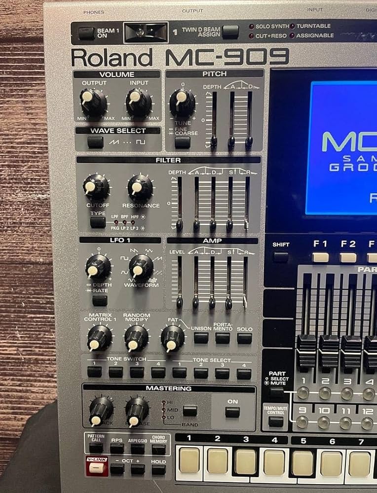 Roland SAMPLING GROOVEBOX MC-909 : Amazon.sg: Office Products