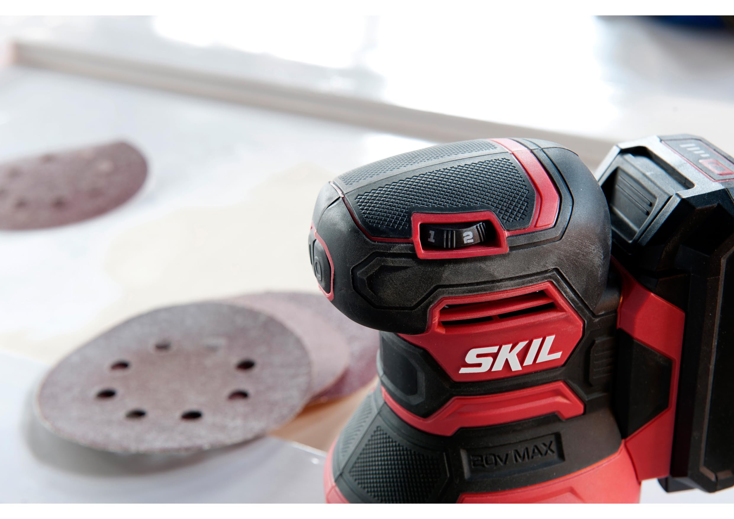 Skil Lijadora orbital con batería de 125 mm, 3745 CA, 20 V Max (18 V), lijadora con disco de lijado de 125 mm, con bolsa para el polvo y adaptador de aspiradora y 3 hojas de lija de SR1E3745CA