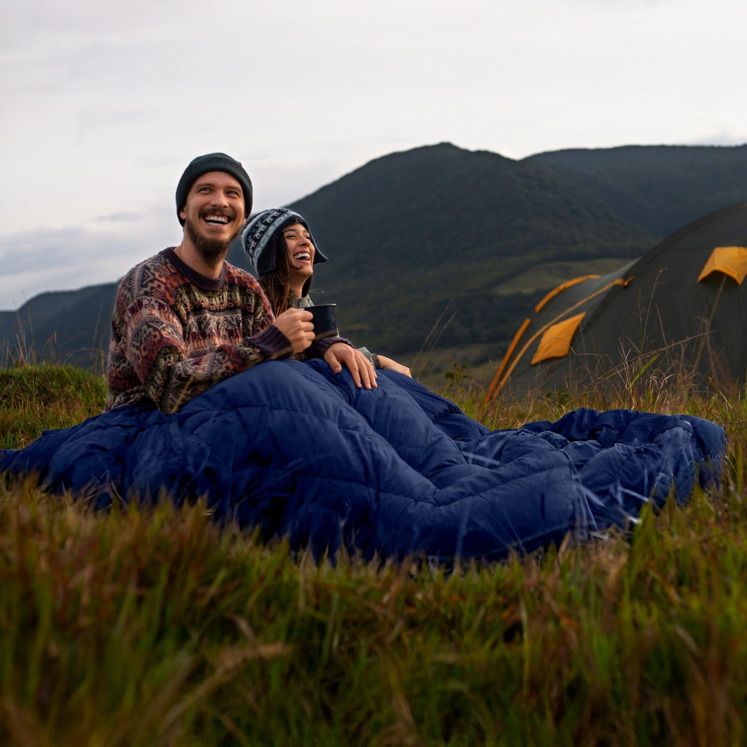 Sac de Couchage 2 Personnes, Rectangulaire Double Sac de Couchage Adulte pour Camping et Randonnée, Idéal Camping Accessoires pour Tente, Sleeping Bag Léger avec Oreillers, Isolé, 3 Saisons