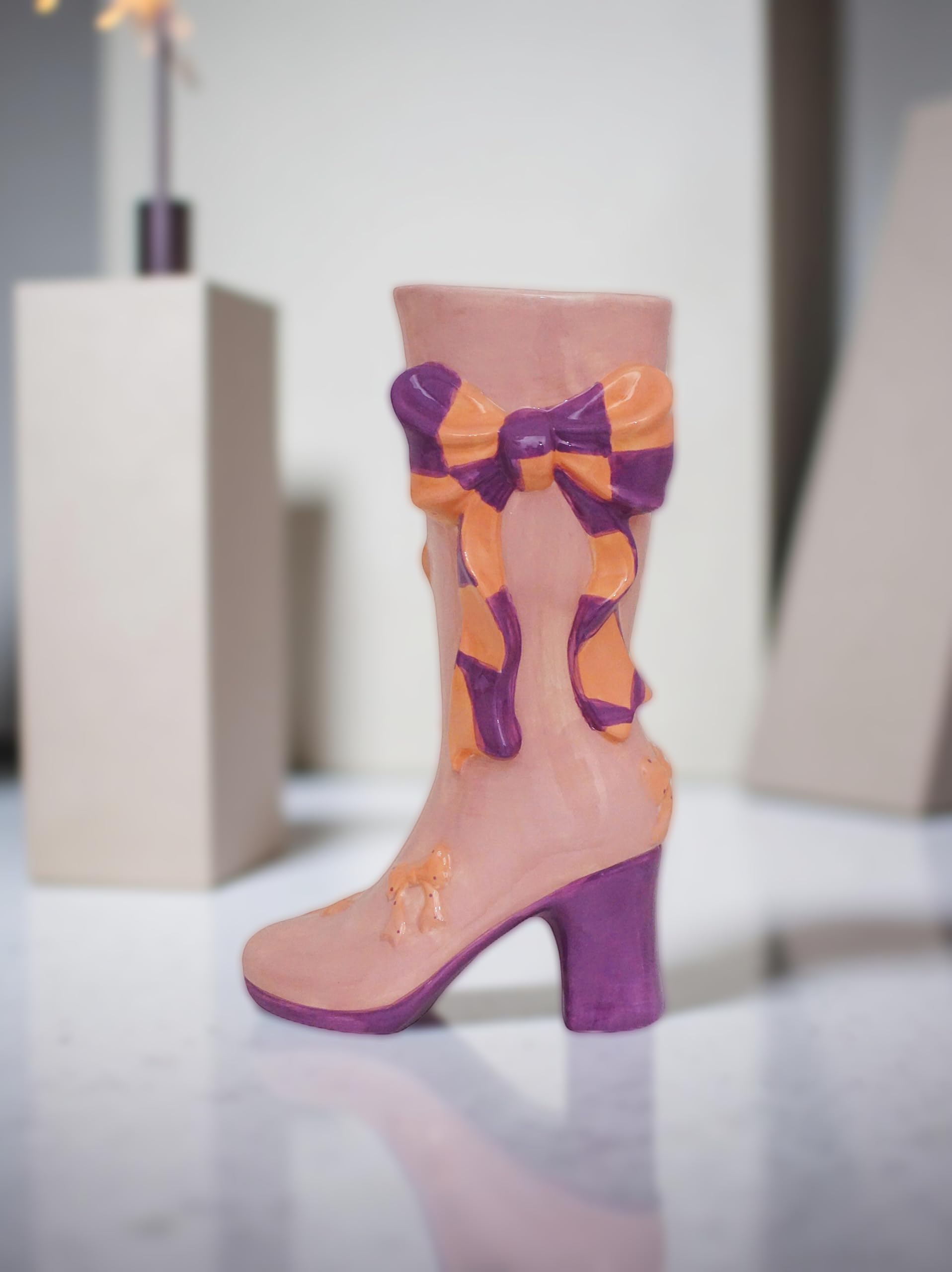 Vase en céramique rose botte de cowboy avec ruban, une idée cadeau originale pour intérieur