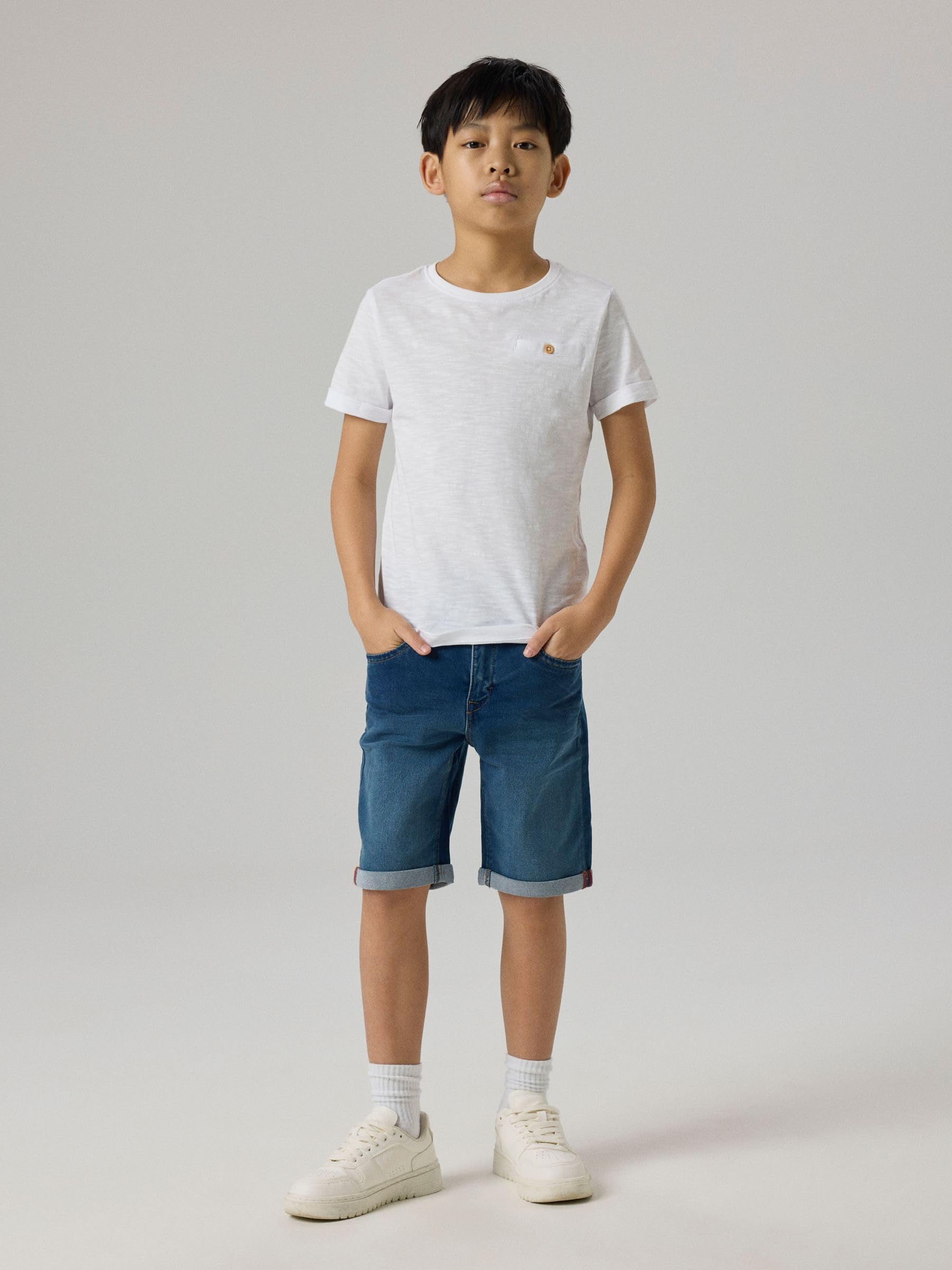 NAME IT Boy Shorts Slim Fit Long in einem praktischen Design für aktive Kinder.