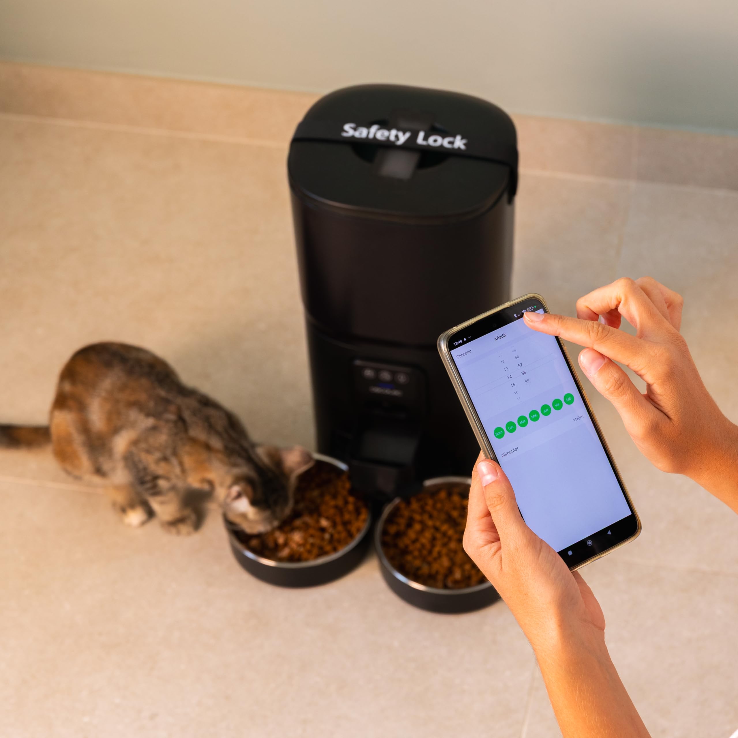 Cecotec Automatyczny dozownik karmy dla zwierząt ze sterowaniem WiFi, kamerą i rejestratorem głosu Pumba 8600 Double Meal Vision. 7L, programowalny, kontrola porcji, podwójna miska ze stali