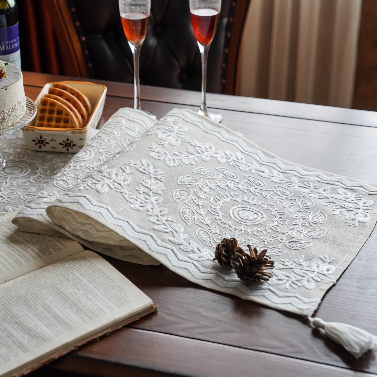 ARTABLE Camino de mesa de tela de lino, elegante patrón bordado, estilo rústico para mesa de centro, cocina, hogar, comedor (14 x 70 pulgadas, lino)