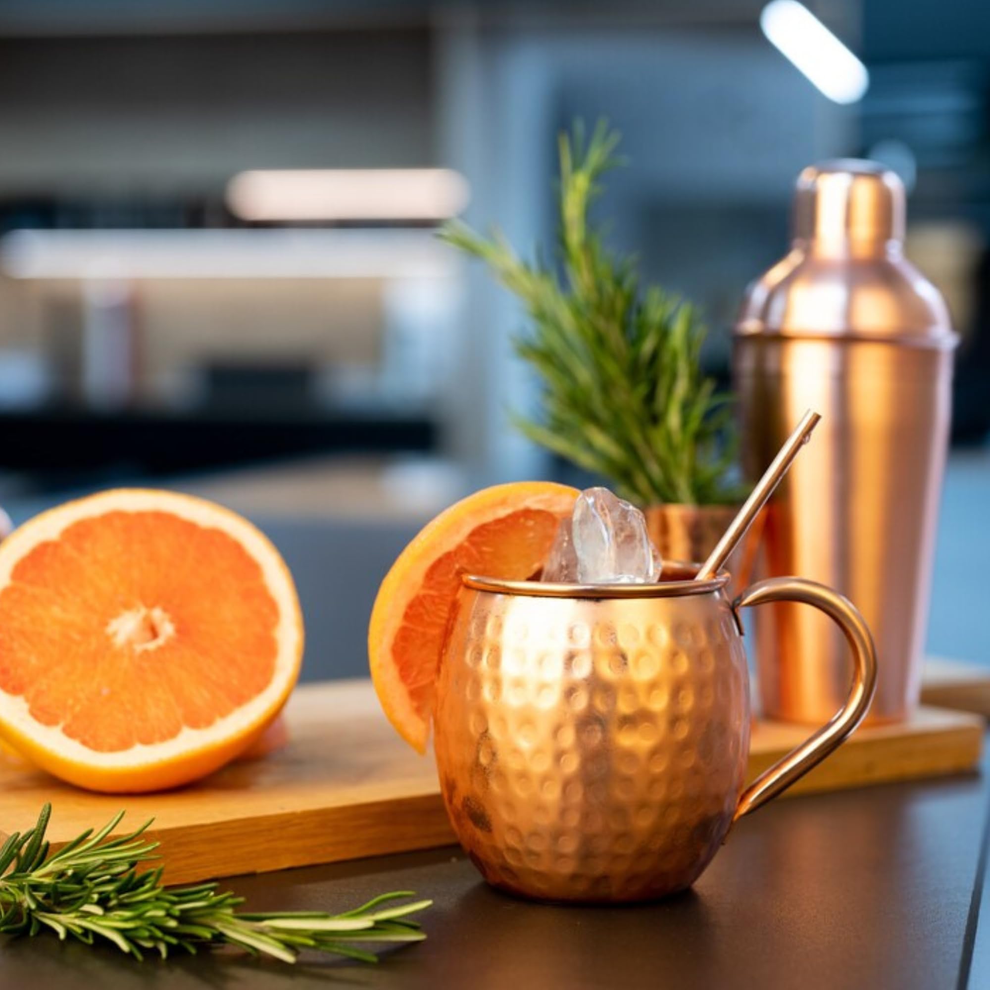 Specter & Cup Lion - Premium Moscow Mule Kupferbecher-Set 500ml, 4er-Set + Zubehör, Verpackt in Edlen Schwarzen Premiumbox, 100% Handgefertigte Becher