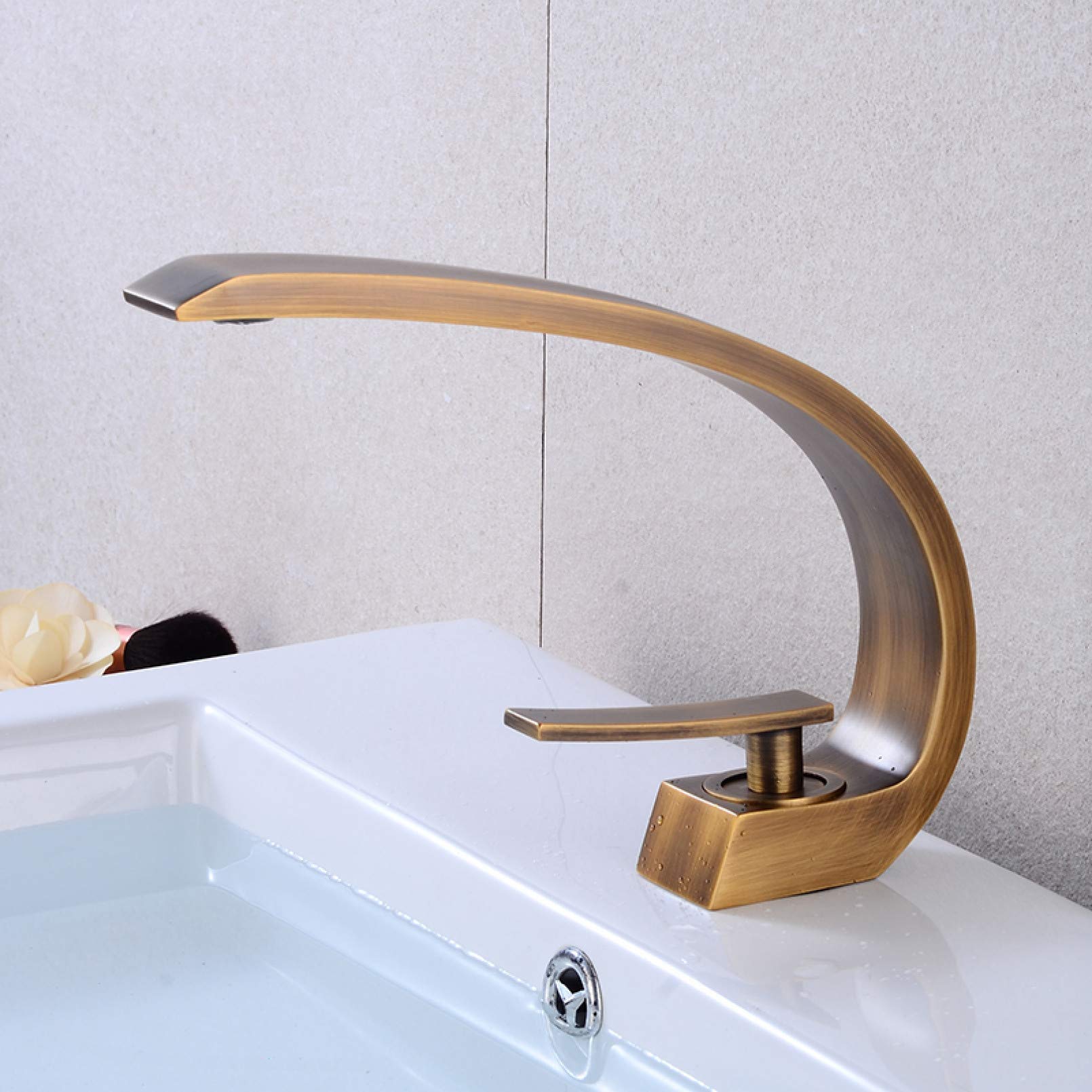 Robinet de lavabo mitigeur monotrou monté sur le pont en bronze antique