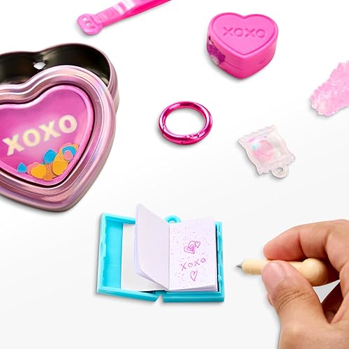 Miniatura 7 de REAL LITTLES Latas pequeñas  Viene con solo 1  Latas de metal real con 4 adorables dijes con microescala real de trabajo de papelería y colgante de